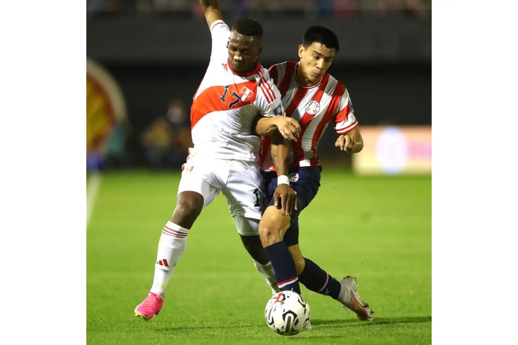 Defensor peruano Luis Advíncula durante el partido de fútbol de las eliminatorias sudamericanas para la Copa Mundial de la FIFA 2026 entre Paraguay y Perú, en el estadio Antonio Aranda de Ciudad del Este, Paraguay. Foto: ANDINA/TWitter de la Selección