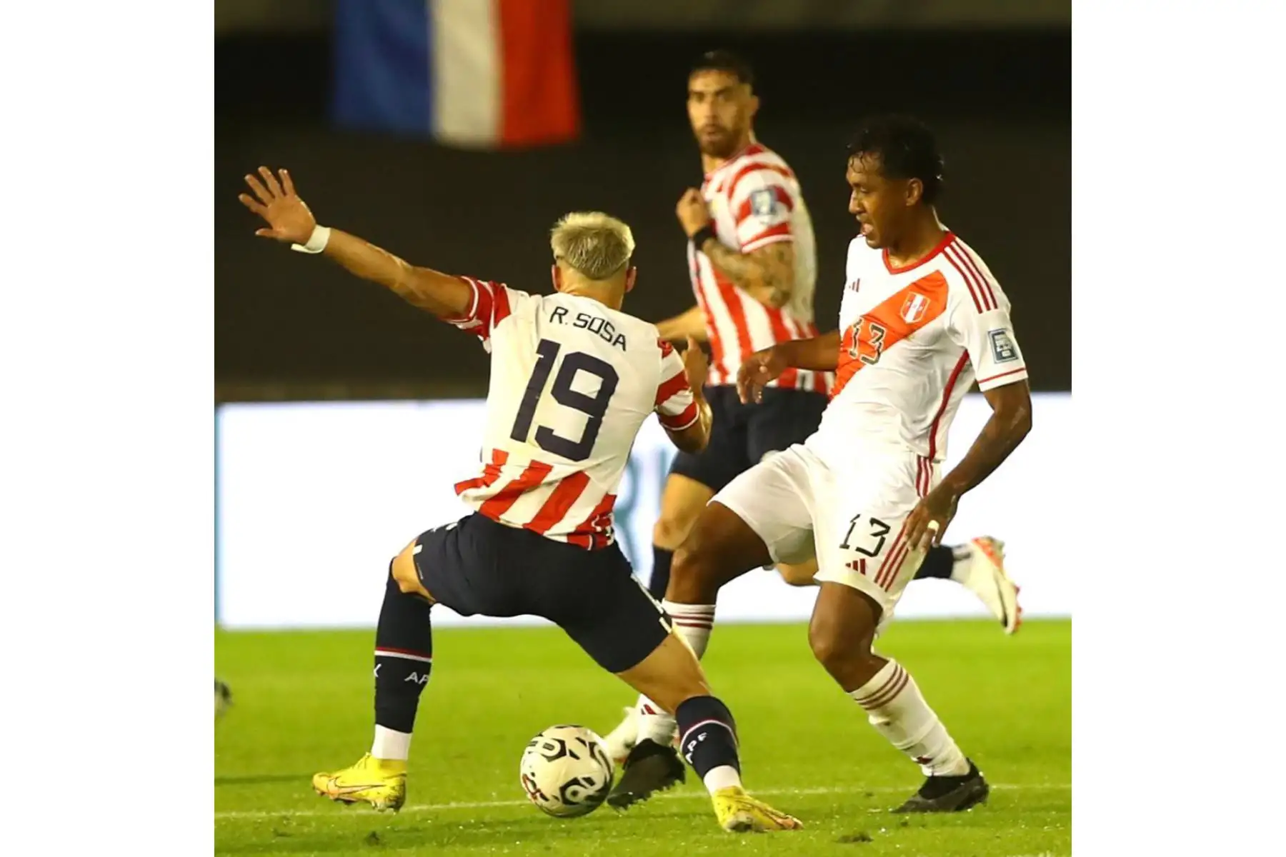 Defensor peruano Renato Tapia durante el partido de fútbol de las eliminatorias sudamericanas para la Copa Mundial de la FIFA 2026 entre Paraguay y Perú, en el estadio Antonio Aranda de Ciudad del Este, Paraguay. Foto: ANDINA/TWitter de la Selección
