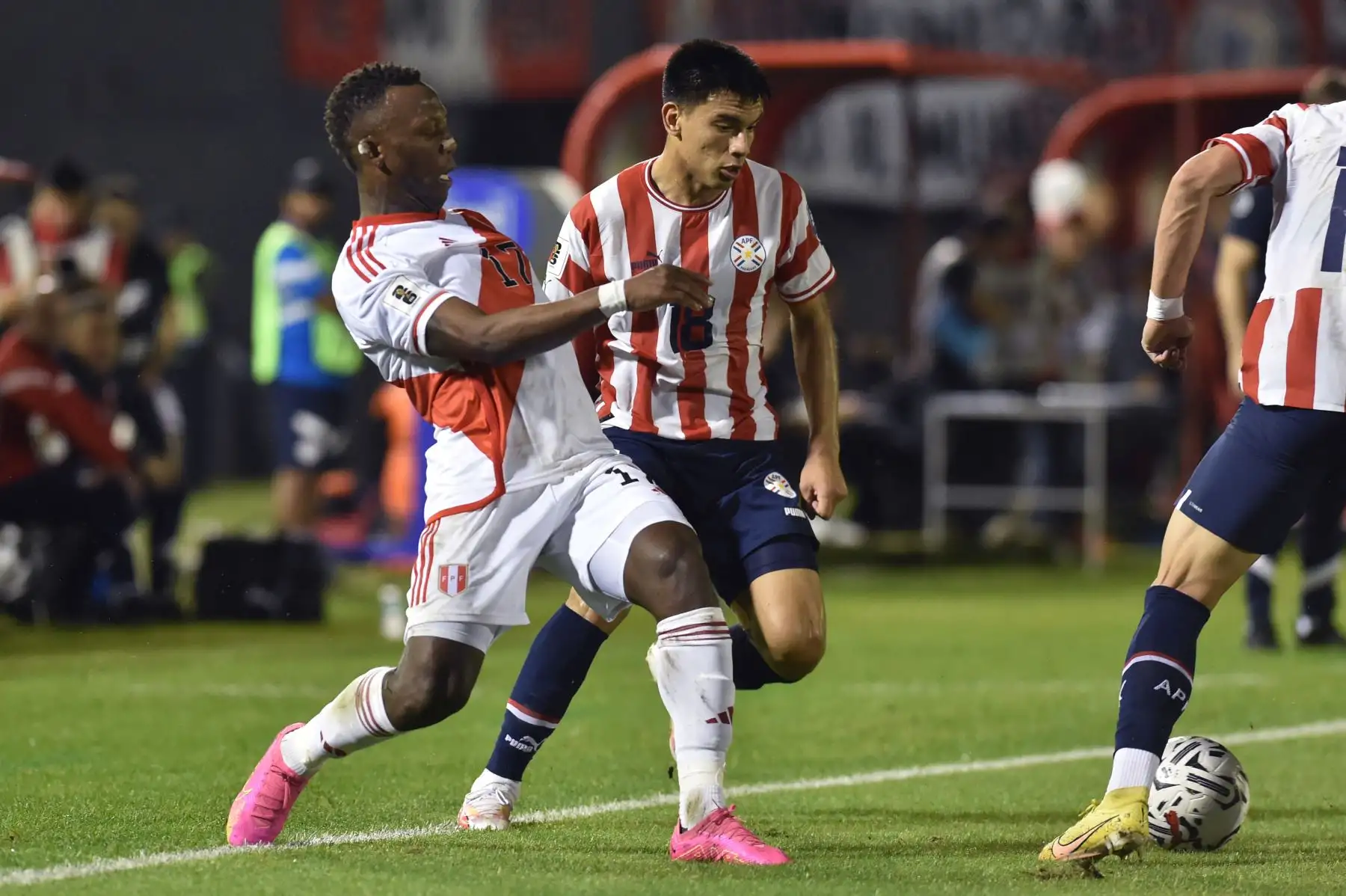 El defensor peruano Luis Advíncula  y el mediocampista paraguayo Diego Gómez luchan por el balón durante el partido de fútbol de las eliminatorias sudamericanas para la Copa Mundial de la FIFA 2026 entre Paraguay y Perú, en el estadio Antonio Aranda de Ciudad del Este, Paraguay. Foto:ANDINA/AFP
