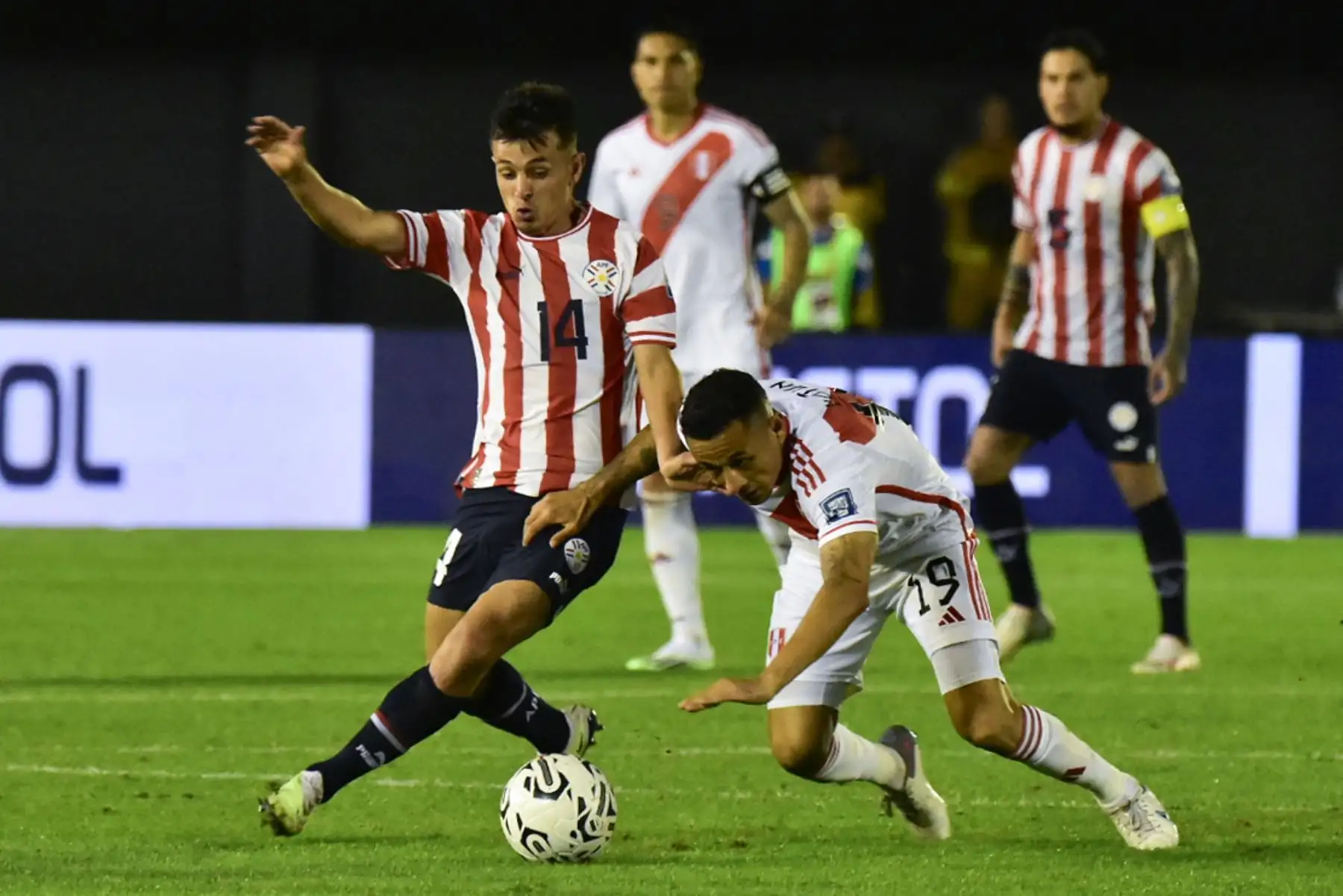 Andrés Cubas  de Paraguay disputa el balón con Yoshimar Otún de Perú hoy, en un partido de las Eliminatorias Sudamericanas para la Copa Mundial de Fútbol 2026 entre Paraguay y Perú en el estadio Antonio Aranda en Ciudad del Este (Paraguay). Foto:ANDINA/EFE