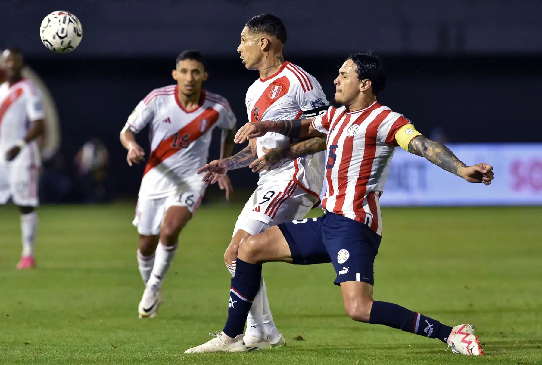 El delantero peruano Paolo Guerrero  lucha por el balón con el defensor paraguayo Gustavo Gómez durante el partido de fútbol de las eliminatorias sudamericanas para la Copa Mundial de la FIFA 2026 entre Paraguay y Perú, en el estadio Antonio Aranda de Ciudad del Este, Paraguay. Foto:ANDINA/AFP