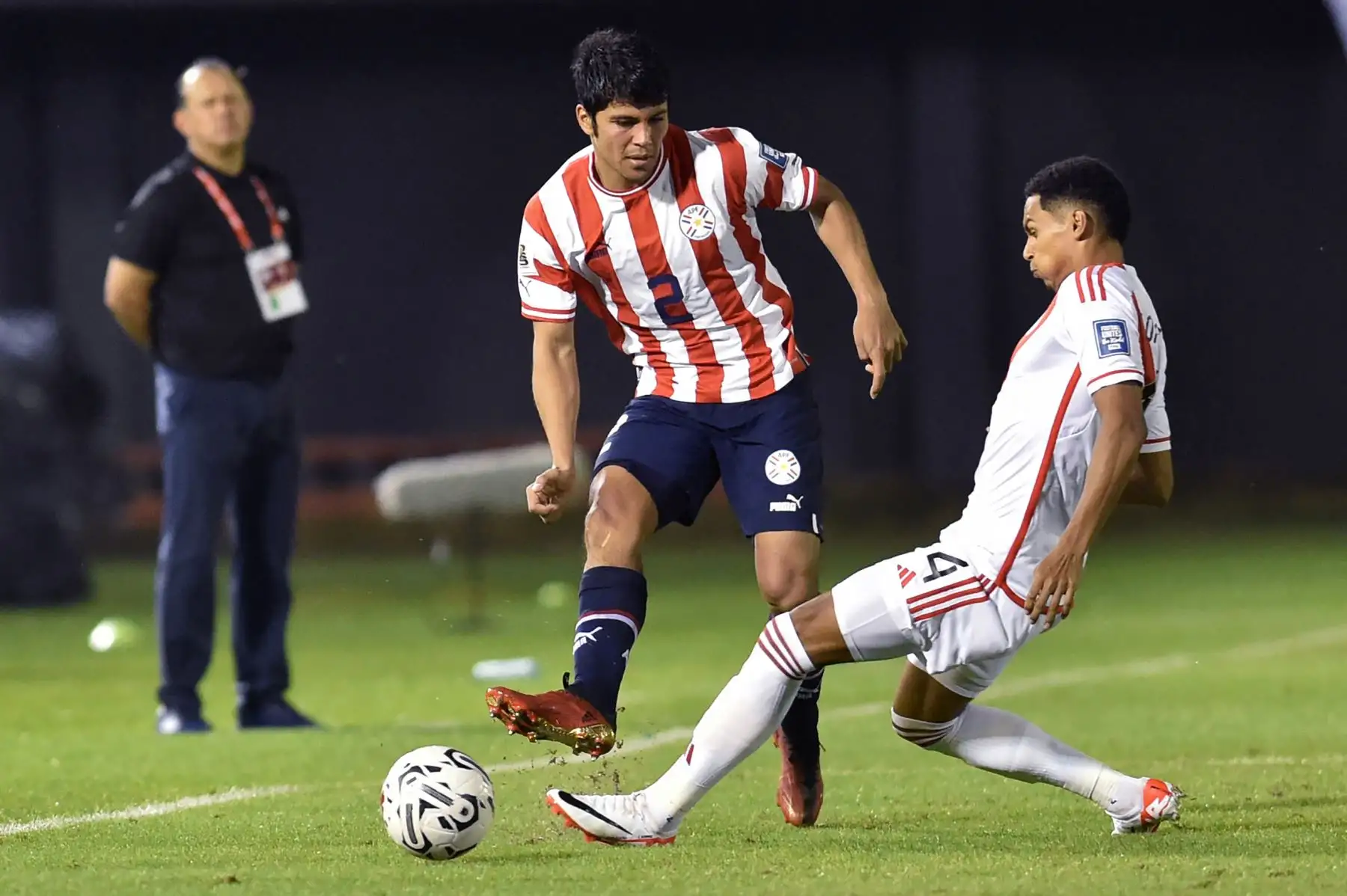 El defensor peruano Luis Abram lucha por el balón con el mediocampista peruano Wilder Cartagena durante el partido de fútbol de las eliminatorias sudamericanas de la Copa Mundial de la FIFA 2026 entre Paraguay y Perú, en el estadio Antonio Aranda de Ciudad del Este, Paraguay. Foto: ANDINA/AFP
