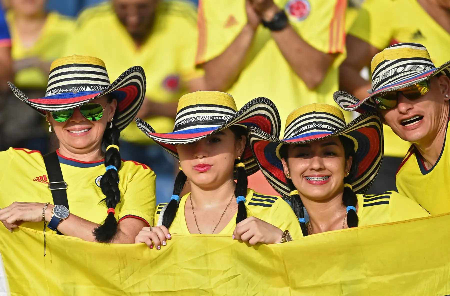 Los fanáticos colombianos esperan el inicio del partido de fútbol de las eliminatorias sudamericanas para la Copa Mundial de la FIFA 2026 entre Colombia y Venezuela en el estadio metropolitano Roberto Meléndez en Barranquilla, Colombia. Foto: ANDINA/AFP