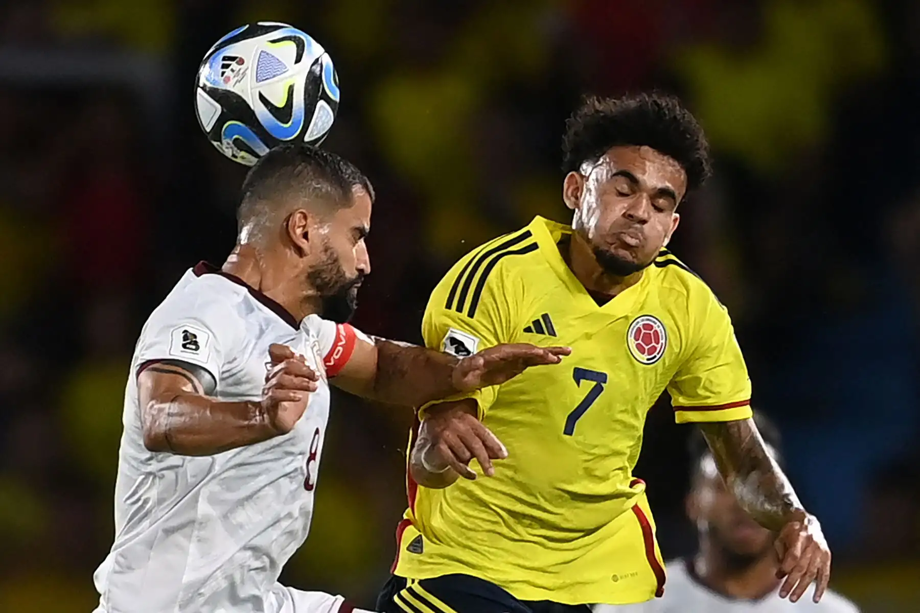 El mediocampista venezolano Tomás Rincón  y el delantero colombiano Luis Díaz luchan por el balón durante el partido de fútbol de las eliminatorias sudamericanas de la Copa Mundial de la FIFA 2026 entre Colombia y Venezuela en el estadio metropolitano Roberto Meléndez de Barranquilla, Colombia. Foto. ANDINA/AFP