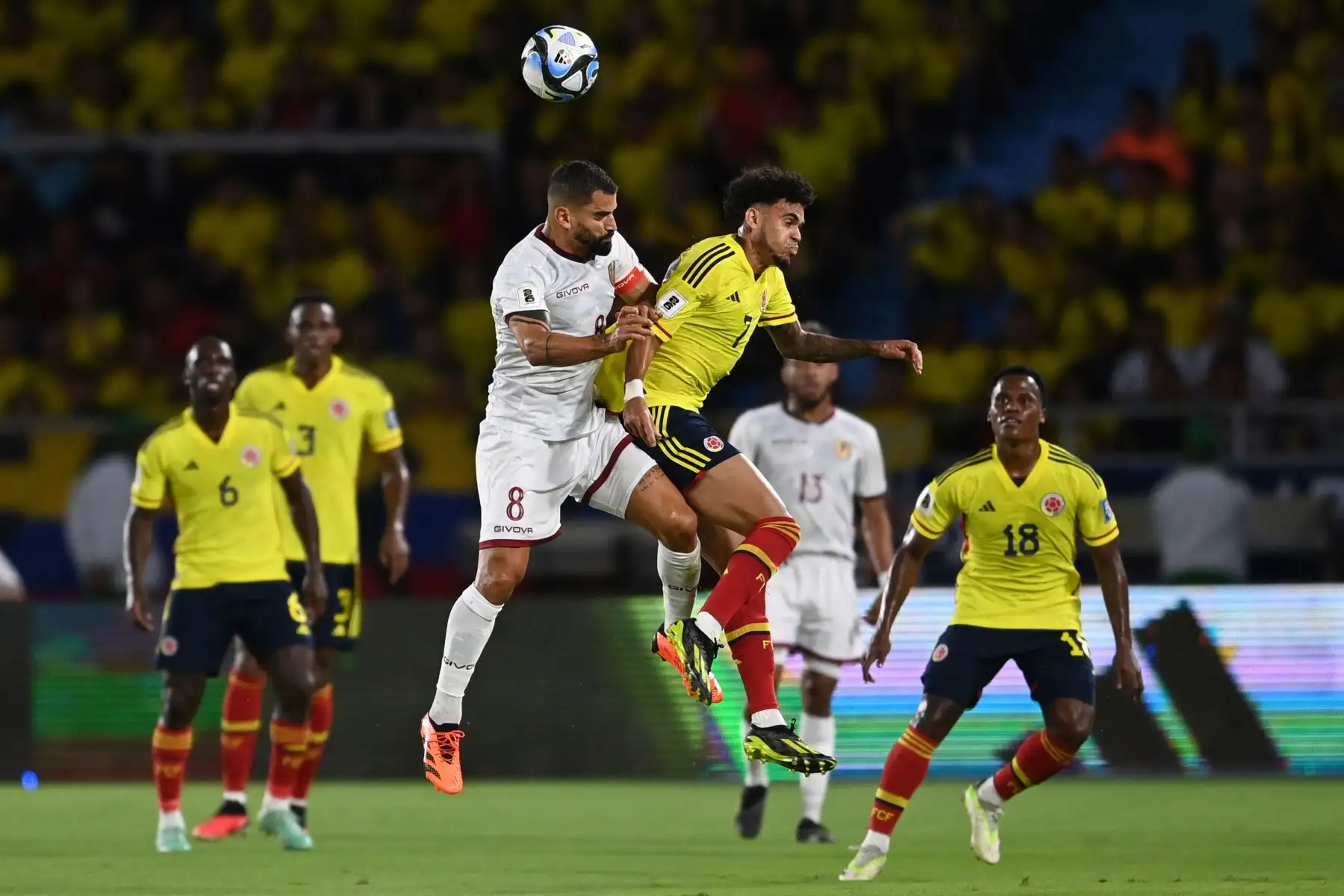 El mediocampista venezolano Tomás Rincón  y el delantero colombiano Luis Díaz luchan por el balón durante el partido de fútbol de las eliminatorias sudamericanas de la Copa Mundial de la FIFA 2026 entre Colombia y Venezuela en el estadio metropolitano Roberto Meléndez en Barranquilla, Colombia. Foto. ANDINA/AFP