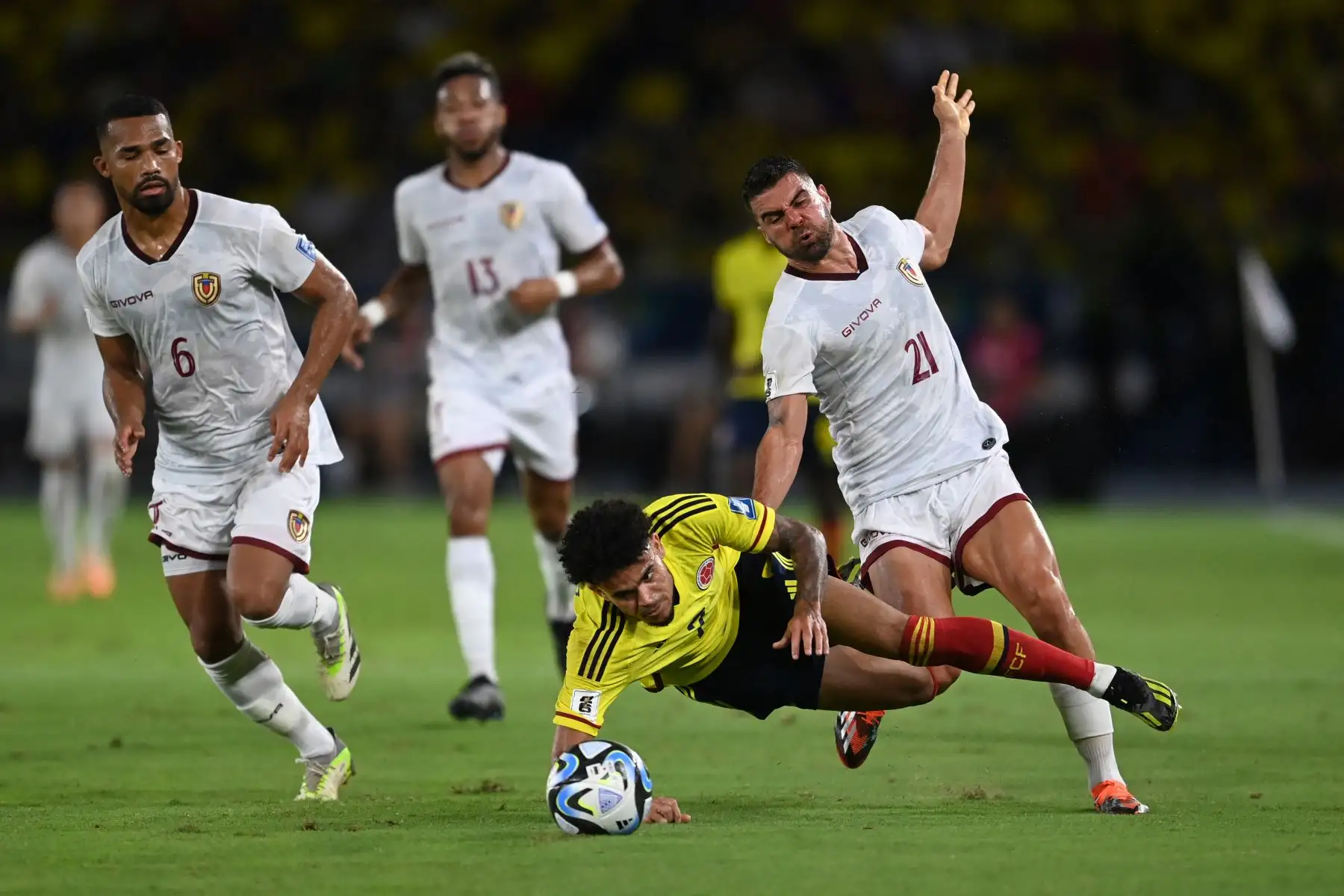 El defensor de Venezuela Alexander González  lucha por el balón con el delantero de Colombia Luis Díaz durante el partido de fútbol de las eliminatorias sudamericanas de la Copa Mundial de la FIFA 2026 entre Colombia y Venezuela en el estadio metropolitano Roberto Meléndez en Barranquilla, Colombia. Foto: ANDINA/AFP