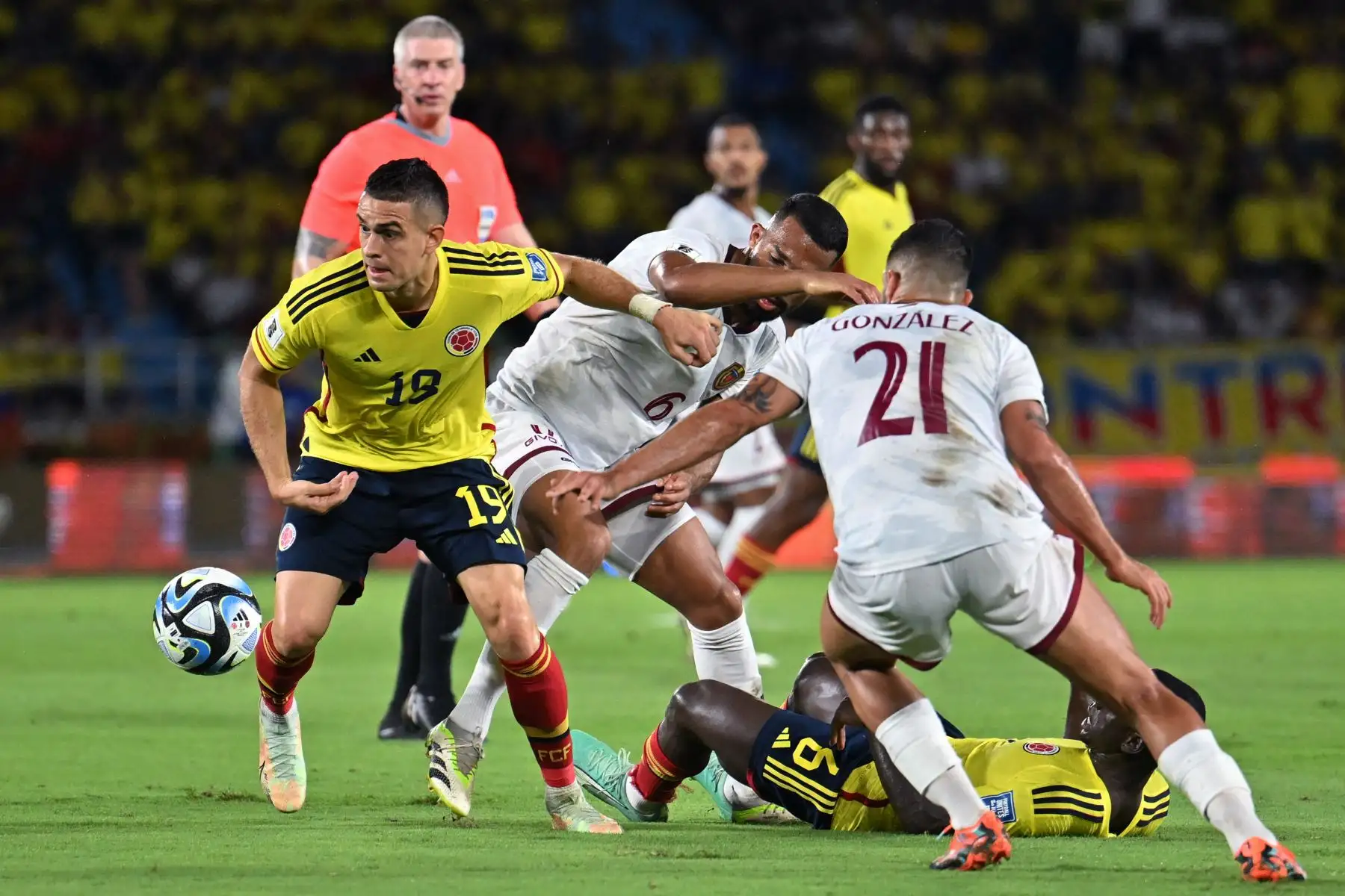 El delantero colombiano Rafael Santos Borré  lucha por el balón con el mediocampista venezolano Yangel Herrera  y el defensor Alexander González durante el partido de fútbol de las eliminatorias sudamericanas para la Copa Mundial de la FIFA 2026 entre Colombia y Venezuela en el estadio metropolitano Roberto Meléndez de Barranquilla, Colombia. Foto:ANDINA/AFP
