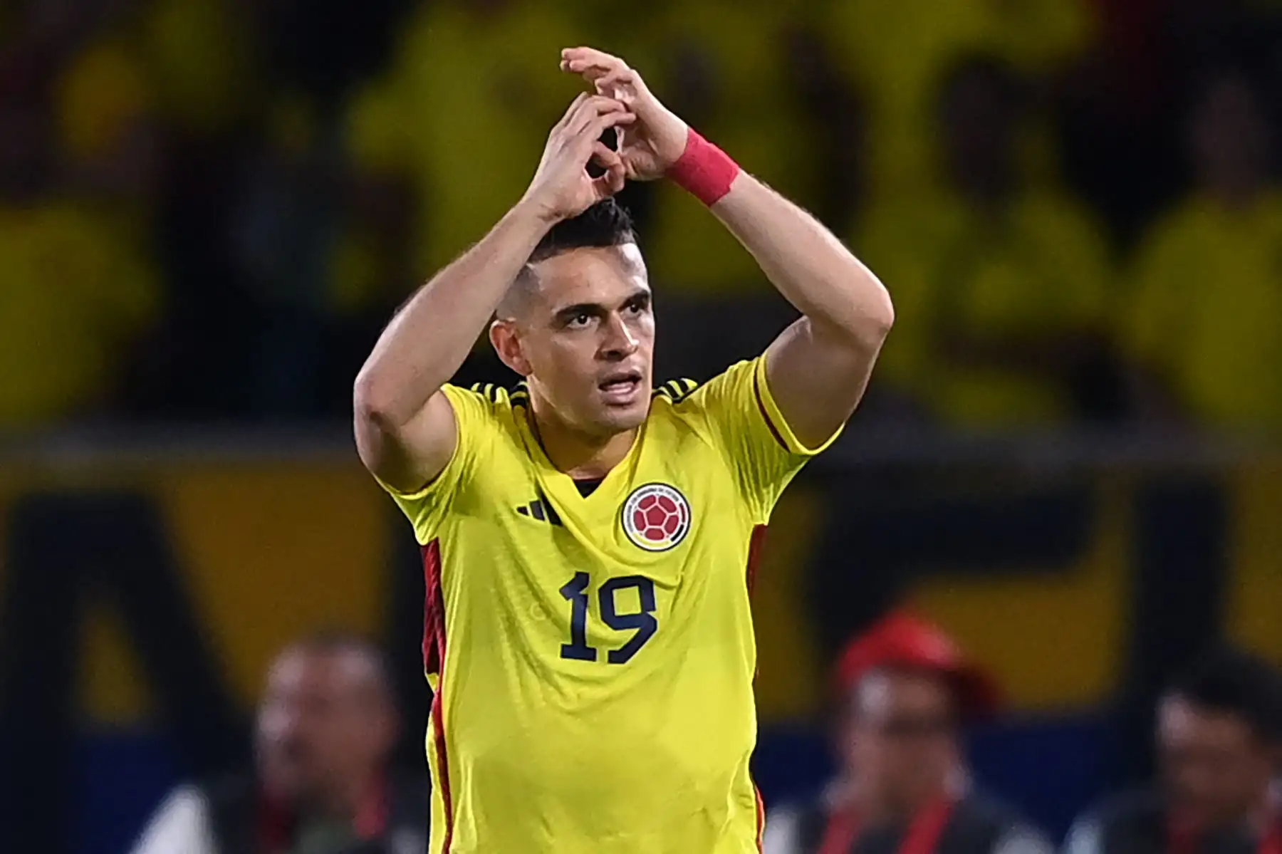 El delantero colombiano Rafael Santos Borré celebra tras marcar un gol durante el partido de fútbol de las Eliminatorias Sudamericanas para la Copa Mundial de la FIFA 2026 entre Colombia y Venezuela en el estadio metropolitano Roberto Meléndez de Barranquilla, Colombia. Foto: ANDINA/AFP