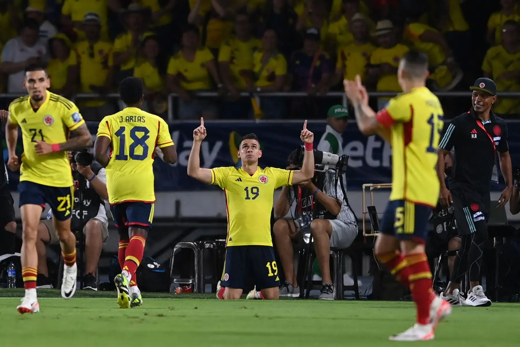 El delantero colombiano Rafael Santos Borré celebra tras marcar un gol durante el partido de fútbol de las Eliminatorias Sudamericanas para la Copa Mundial de la FIFA 2026 entre Colombia y Venezuela en el estadio metropolitano Roberto Meléndez de Barranquilla, Colombia. Foto. ANDINA/AFP