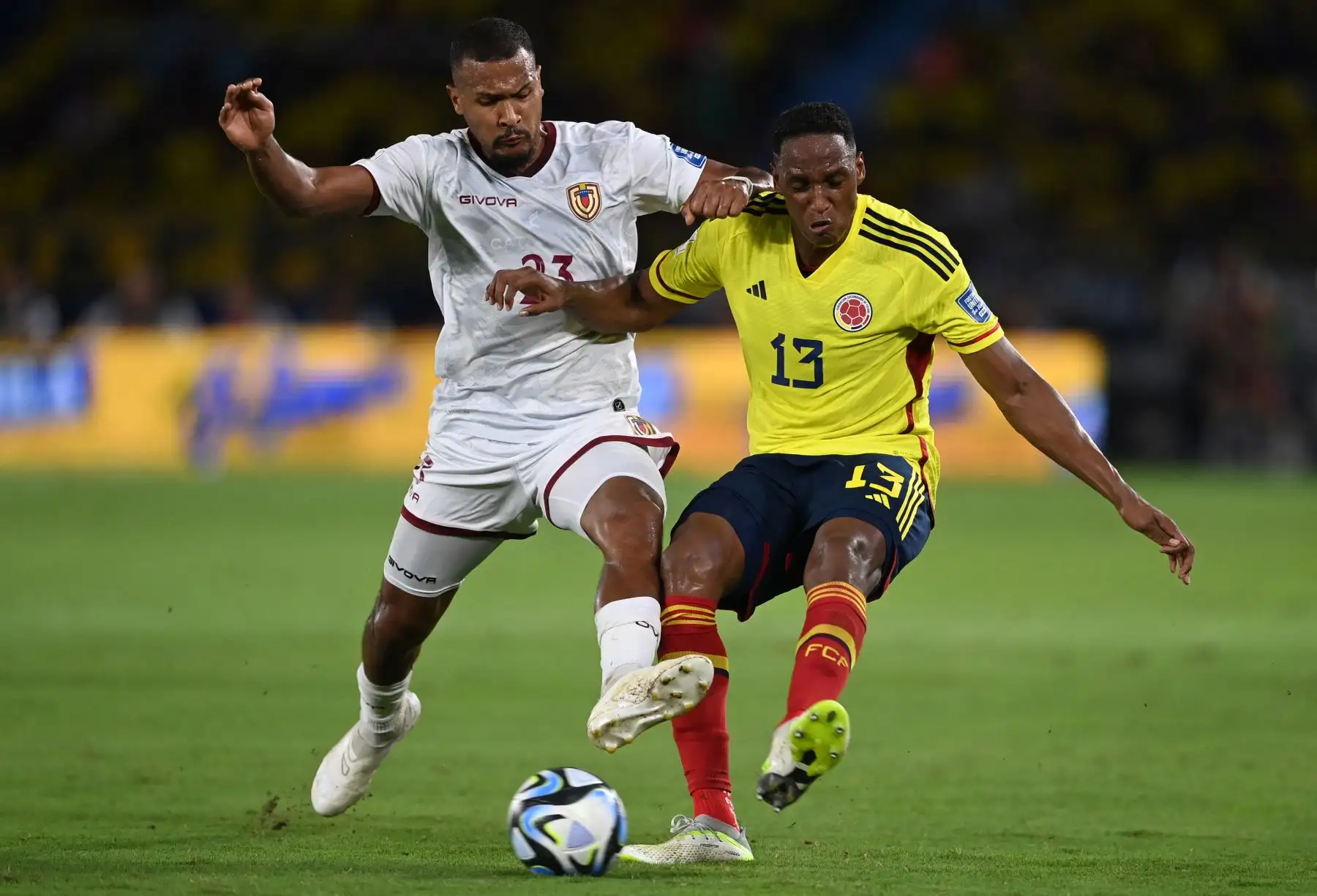 El delantero venezolano Salomón Rondón  y el defensor colombiano Yerry Mina luchan por el balón durante el partido de fútbol de las eliminatorias sudamericanas para la Copa Mundial de la FIFA 2026 entre Colombia y Venezuela en el estadio metropolitano Roberto Meléndez en Barranquilla, Colombia. Foto: ANDINA/AFP