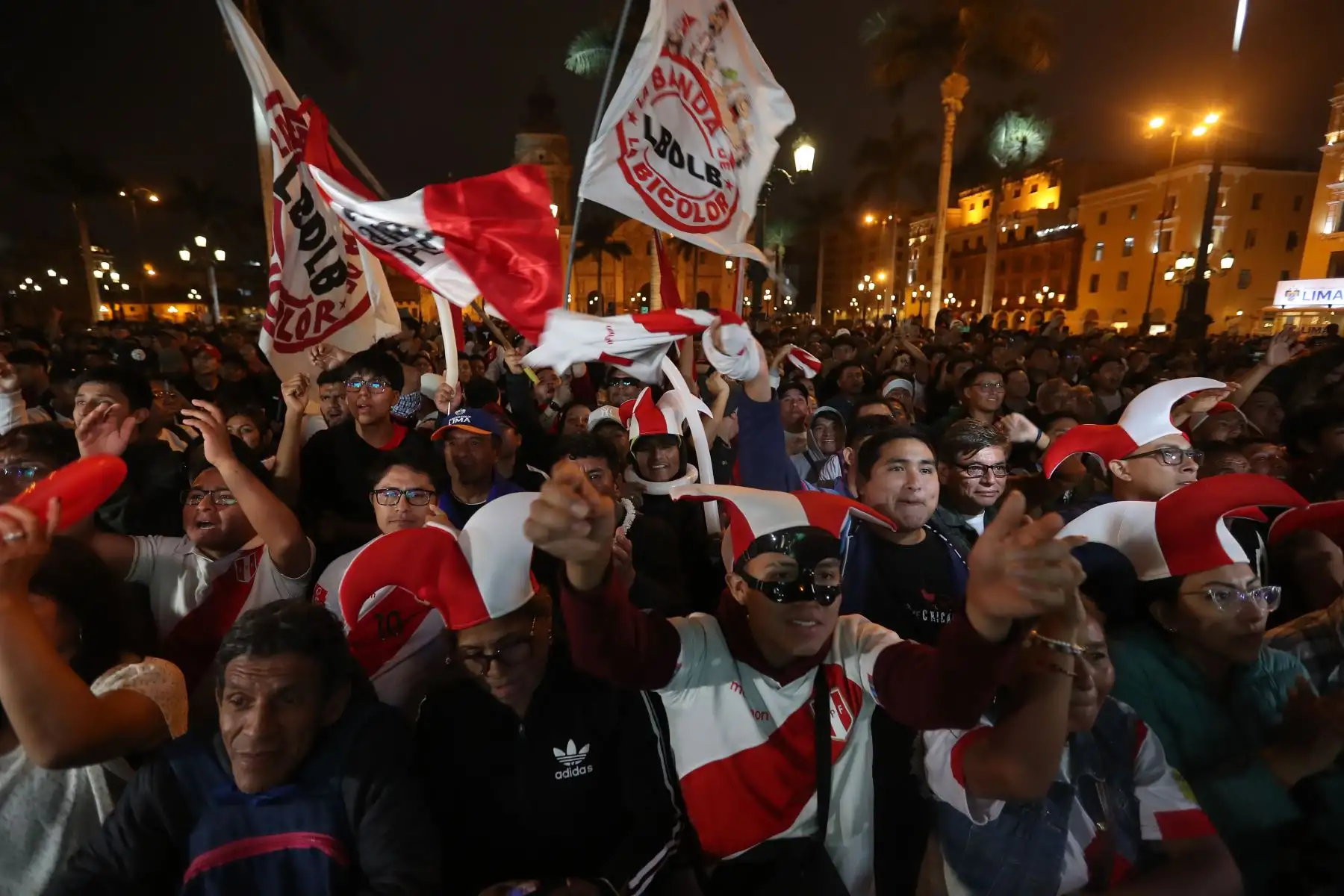 Aficionados peruanos disfrutaron el partido de fútbol de las Eliminatorias Sudamericanas para la Copa Mundial de la FIFA 2026 en Centro de Lima. Foto: ANDINA/Ricardo Cuba