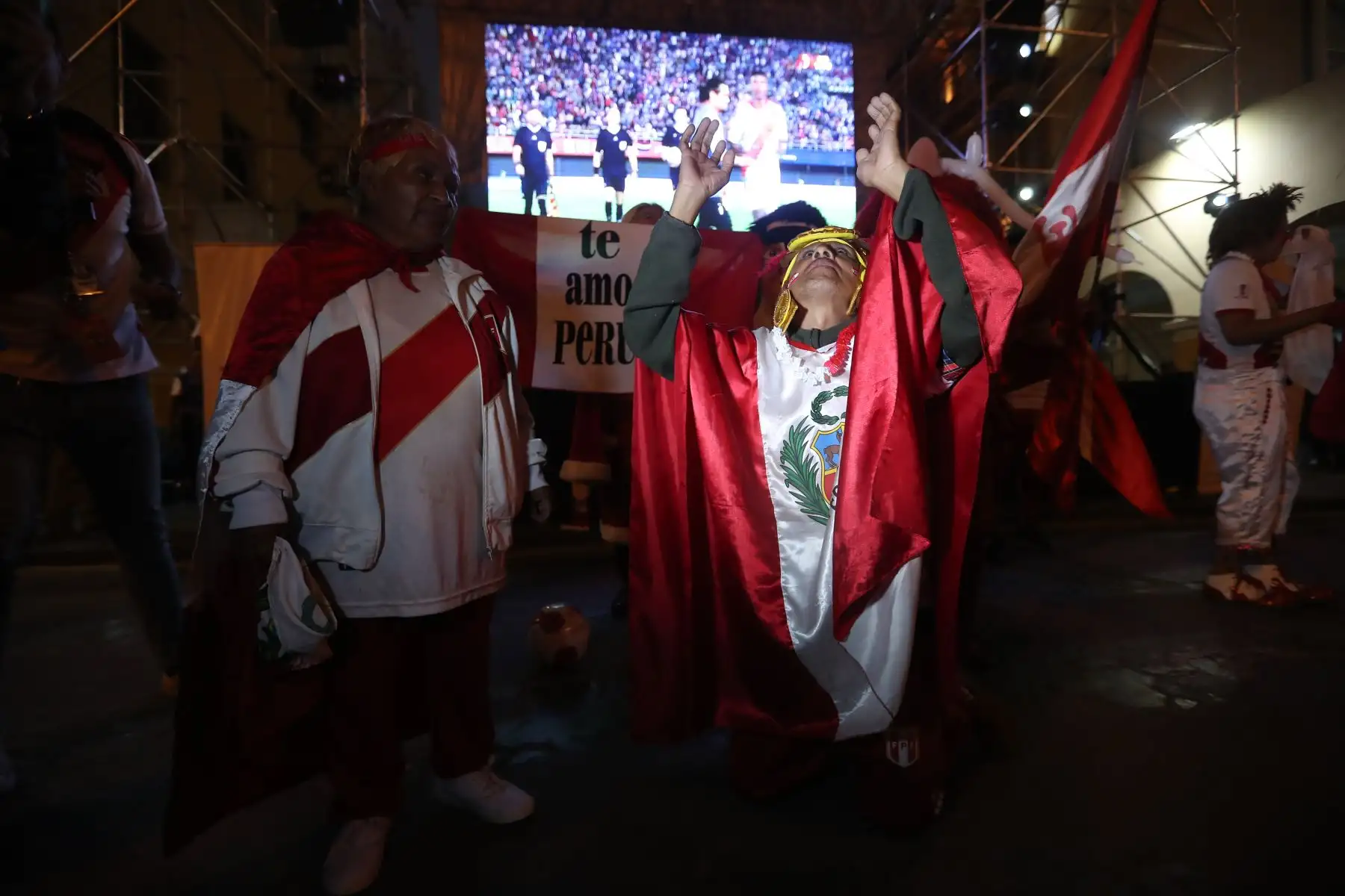 Aficionados peruanos disfrutaron el partido de fútbol de las Eliminatorias Sudamericanas para la Copa Mundial de la FIFA 2026 en Centro de Lima. Foto: ANDINA/Ricardo Cuba