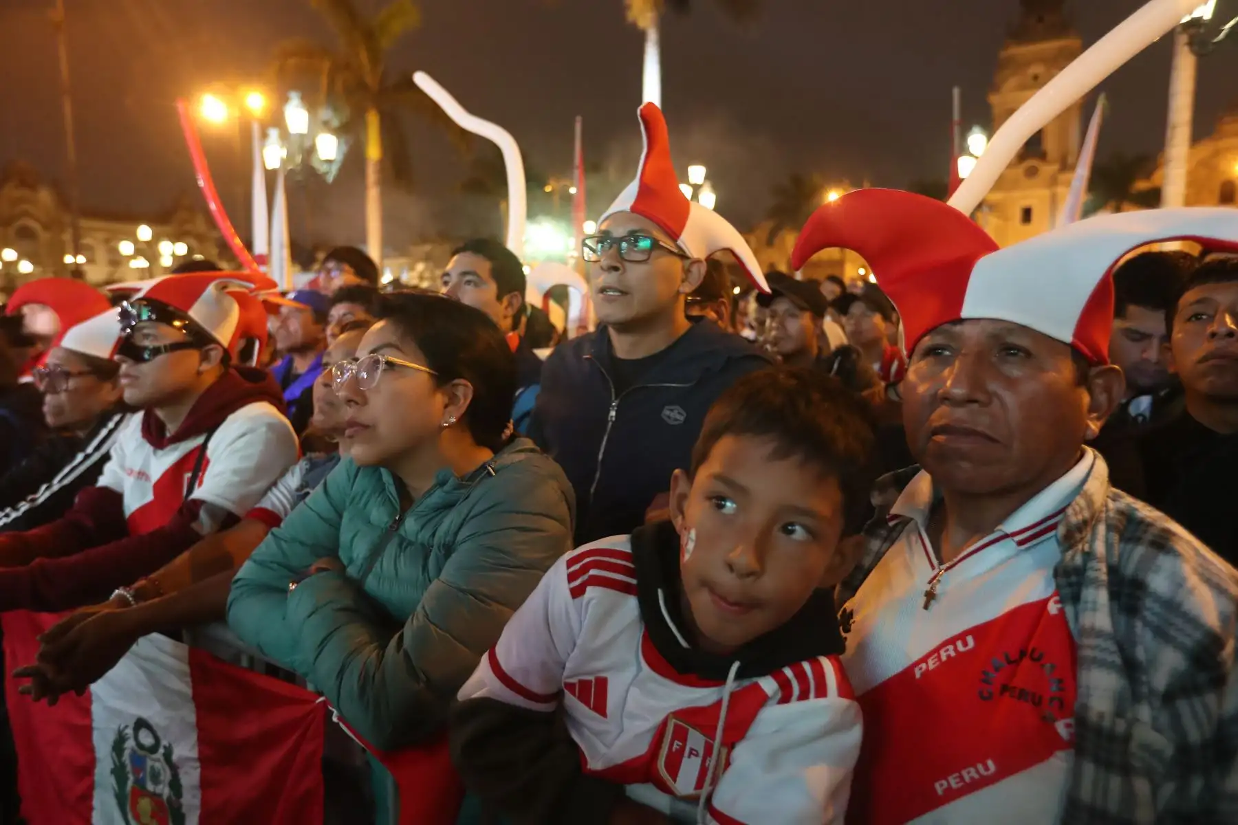 Aficionados peruanos disfrutaron el partido de fútbol de las Eliminatorias Sudamericanas para la Copa Mundial de la FIFA 2026 en Centro de Lima. Foto: ANDINA/Ricardo Cuba