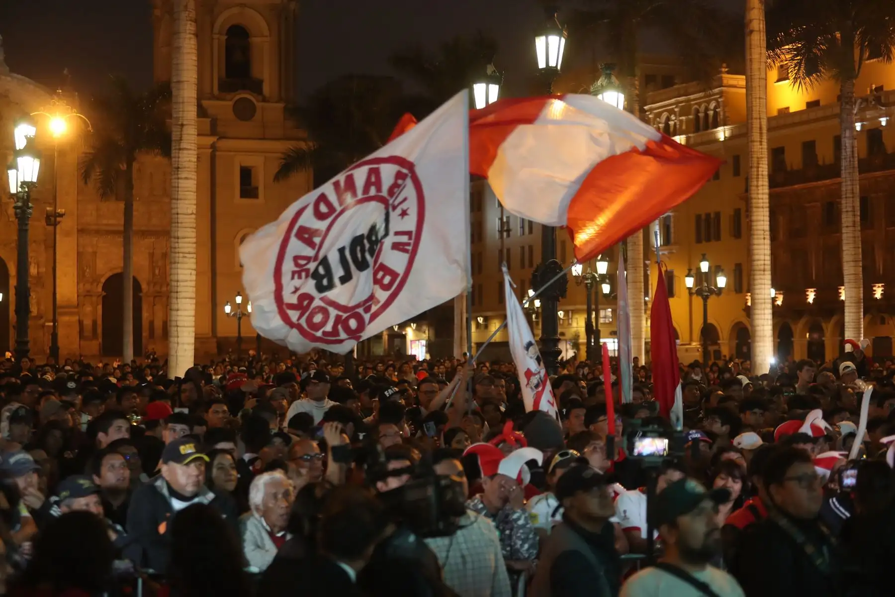 Aficionados peruanos disfrutaron el partido de fútbol de las Eliminatorias Sudamericanas para la Copa Mundial de la FIFA 2026 en Centro de Lima. Foto: ANDINA/Ricardo Cuba