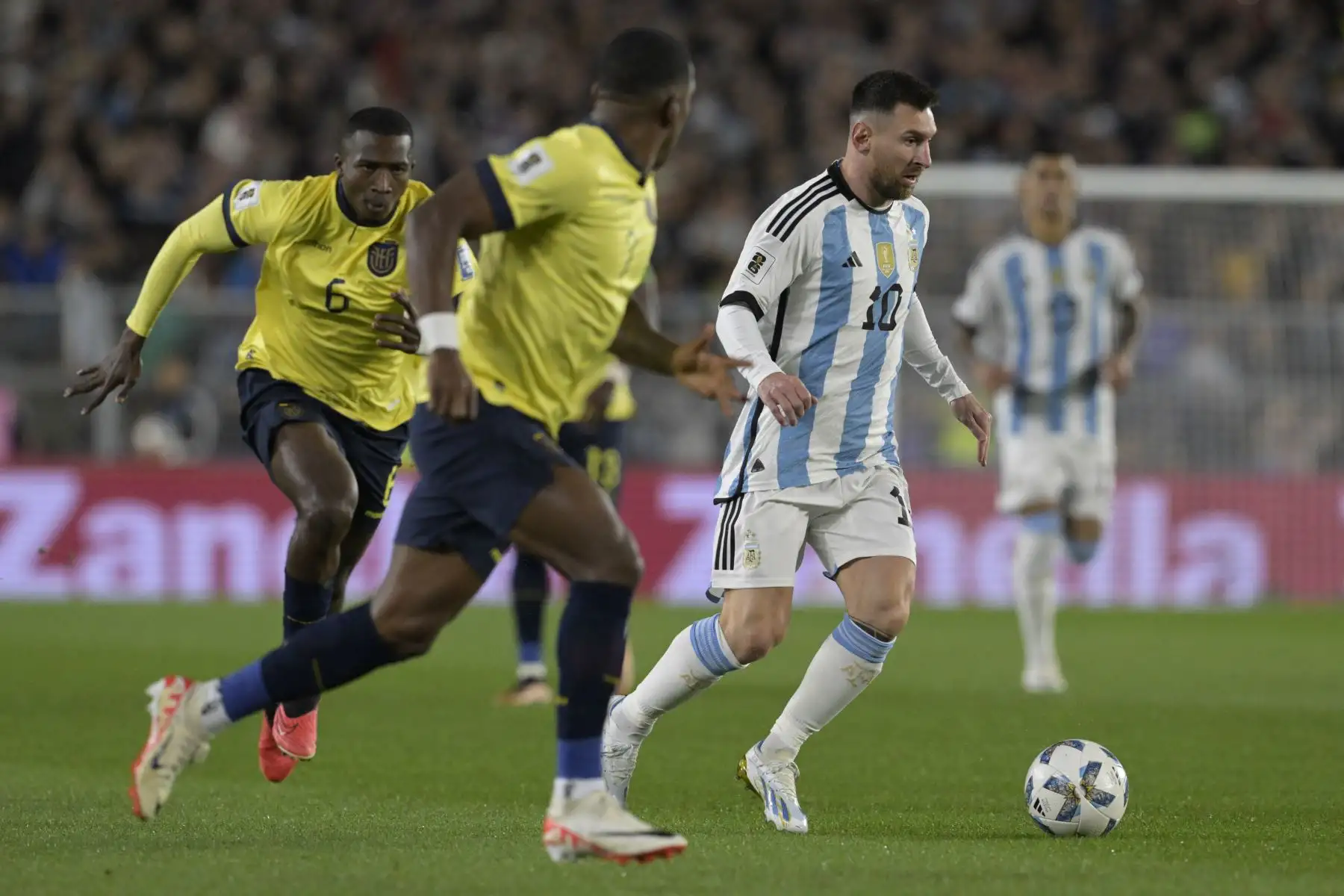 El delantero argentino Lionel Messi  conduce el balón durante el partido de fútbol de las Eliminatorias Sudamericanas para la Copa Mundial de la FIFA 2026 entre Argentina y Ecuador, en el estadio Mas Monumental de Buenos Aires. Foto: AFP