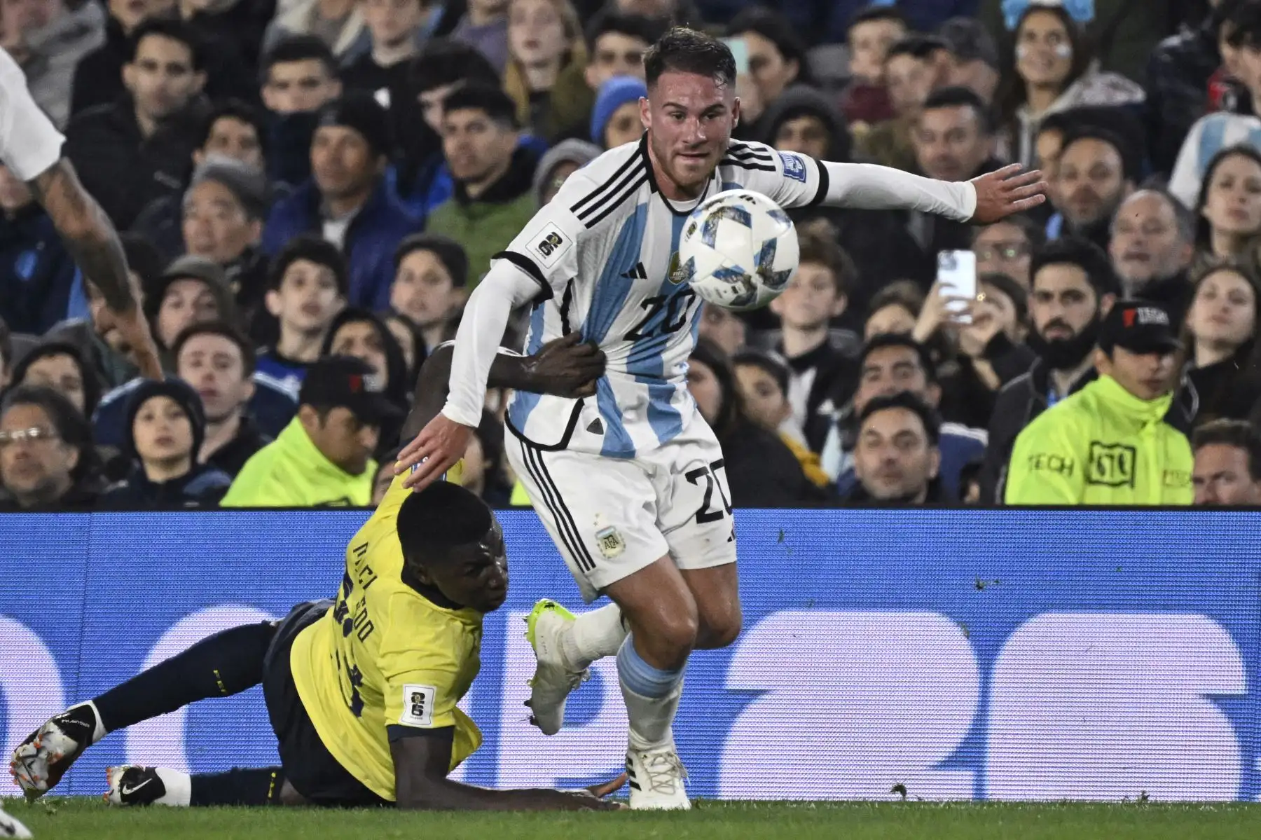 El mediocampista ecuatoriano Moisés Caicedo lucha por el balón con el mediocampista argentino Alexis Mac Allister durante el partido de fútbol de las eliminatorias sudamericanas de la Copa Mundial de la FIFA 2026 entre Argentina y Ecuador, en el estadio Mas Monumental de Buenos Aires. Foto: ANDINA/ AFP