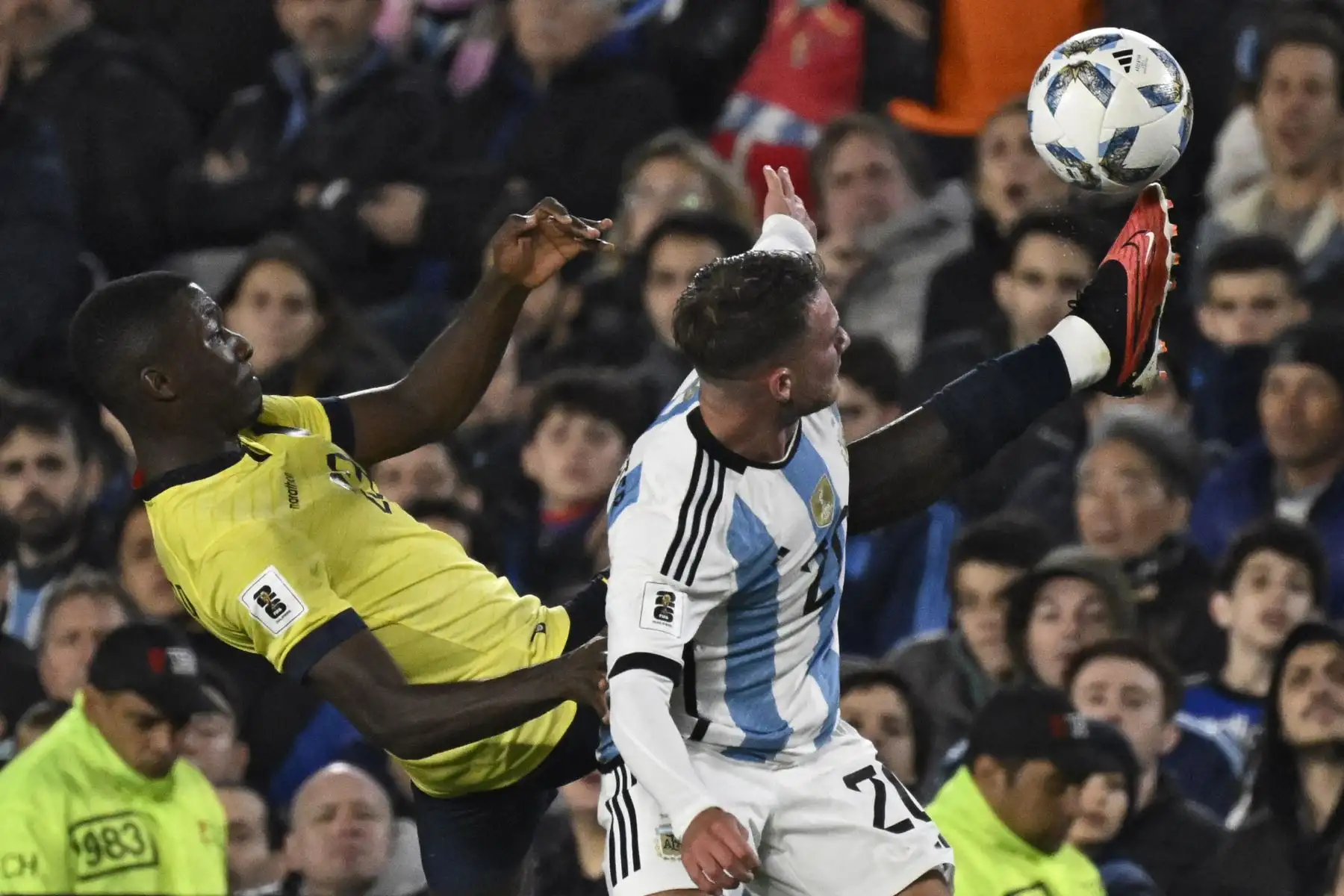 El mediocampista ecuatoriano Moisés Caicedo  lucha por el balón con el mediocampista argentino Alexis Mac Allister durante el partido de fútbol de las eliminatorias sudamericanas de la Copa Mundial de la FIFA 2026 entre Argentina y Ecuador, en el estadio Mas Monumental de Buenos Aires. Foto. ANDINA/AFP