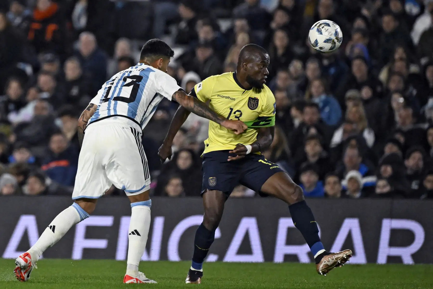 El defensor argentino Cristian Romero  y el delantero ecuatoriano Enner Valencia luchan por el balón durante el partido de fútbol de las eliminatorias sudamericanas de la Copa Mundial de la FIFA 2026 entre Argentina y Ecuador, en el estadio Mas Monumental de Buenos Aires. Foto:ANDINA/AFP