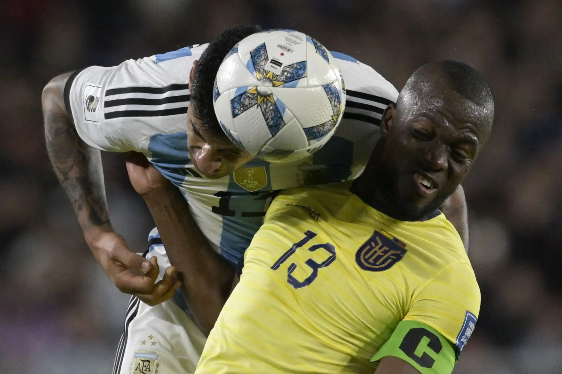 El delantero ecuatoriano Enner Valencia y el defensor argentino Cristian Romero luchan por el balón durante el partido de fútbol de las eliminatorias sudamericanas de la Copa Mundial de la FIFA 2026 entre Argentina y Ecuador, en el estadio Mas Monumental de Buenos Aires. Foto: ANDINA/AFP