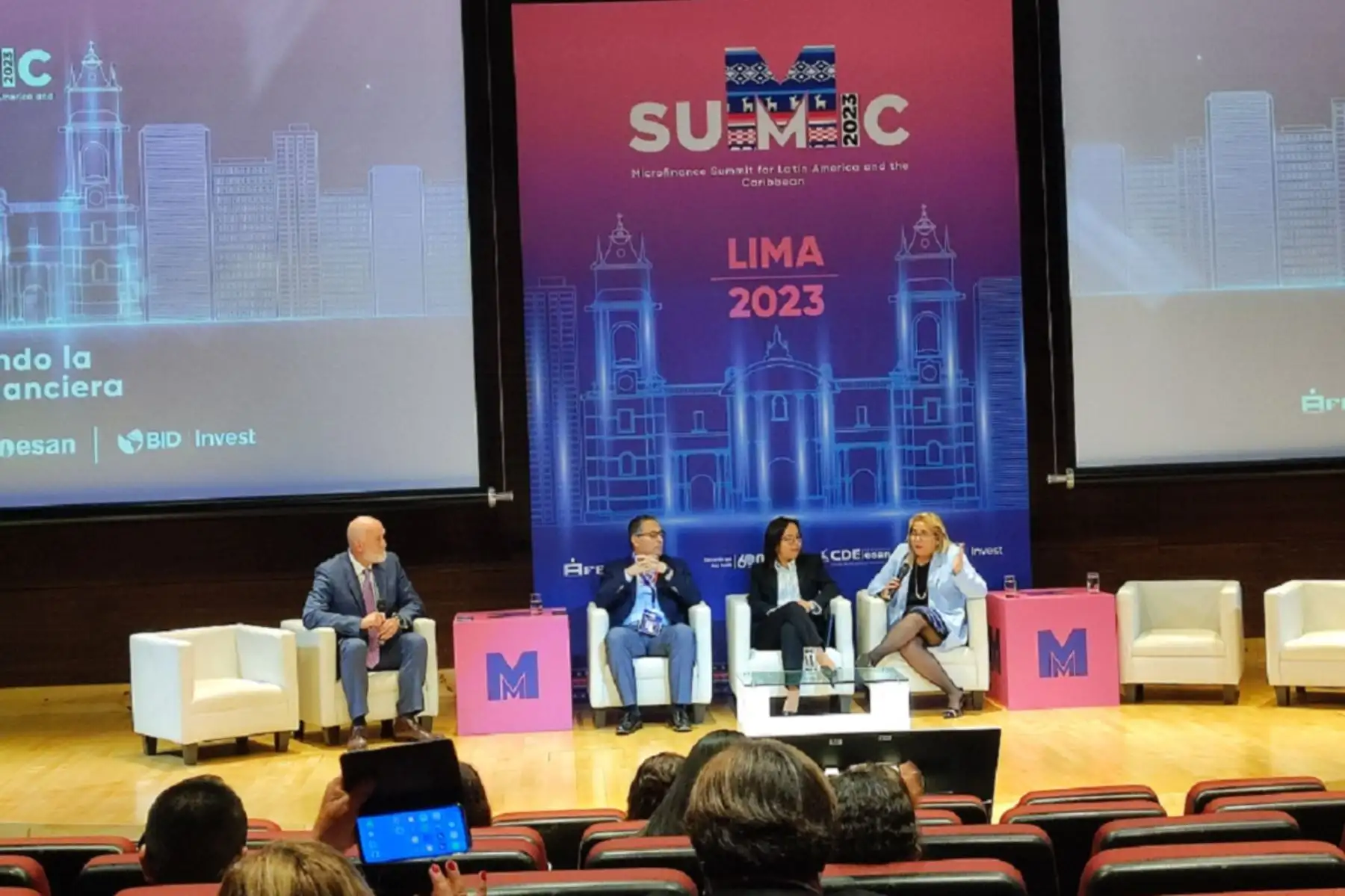 La gerente de Producto e Inclusión Financiera del Banco de la Nación, Cecilia Arias (a la derecha) explicó la labor de inclusión financiera de la entidad estatal bancaria, durante el “Microfinance Summit for Latin America and the Caribbean” realizado por la Fepcmac y ESAN. Foto: Andina.
