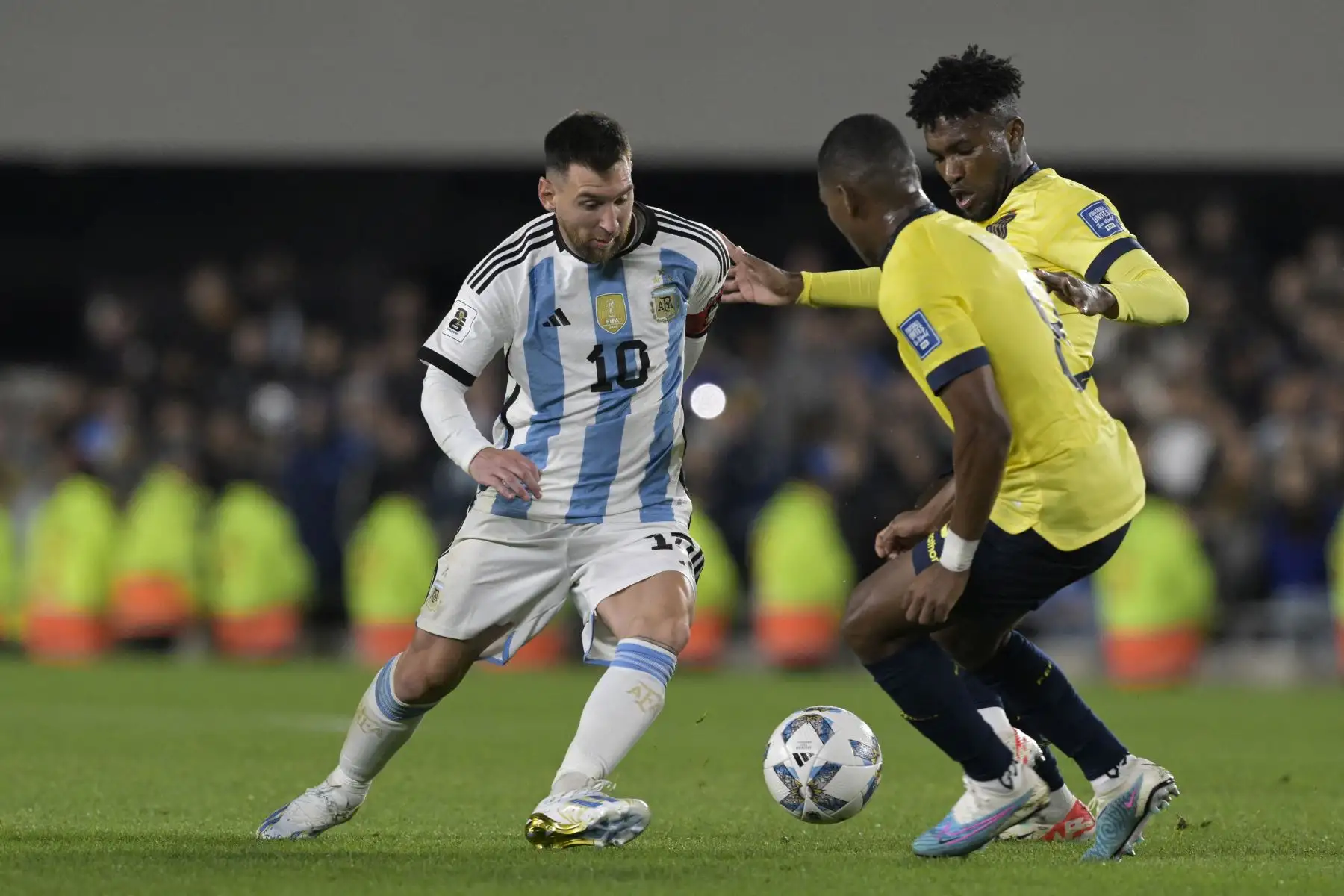 El delantero argentino Lionel Messi  lucha por el balón con el mediocampista ecuatoriano Carlos Gruezo y el mediocampista José Cifuentes durante el partido de fútbol de las eliminatorias sudamericanas para la Copa Mundial de la FIFA 2026 entre Argentina y Ecuador, en el estadio Mas Monumental de Buenos Aires, en septiembre. Foto: ANDINA/AFP