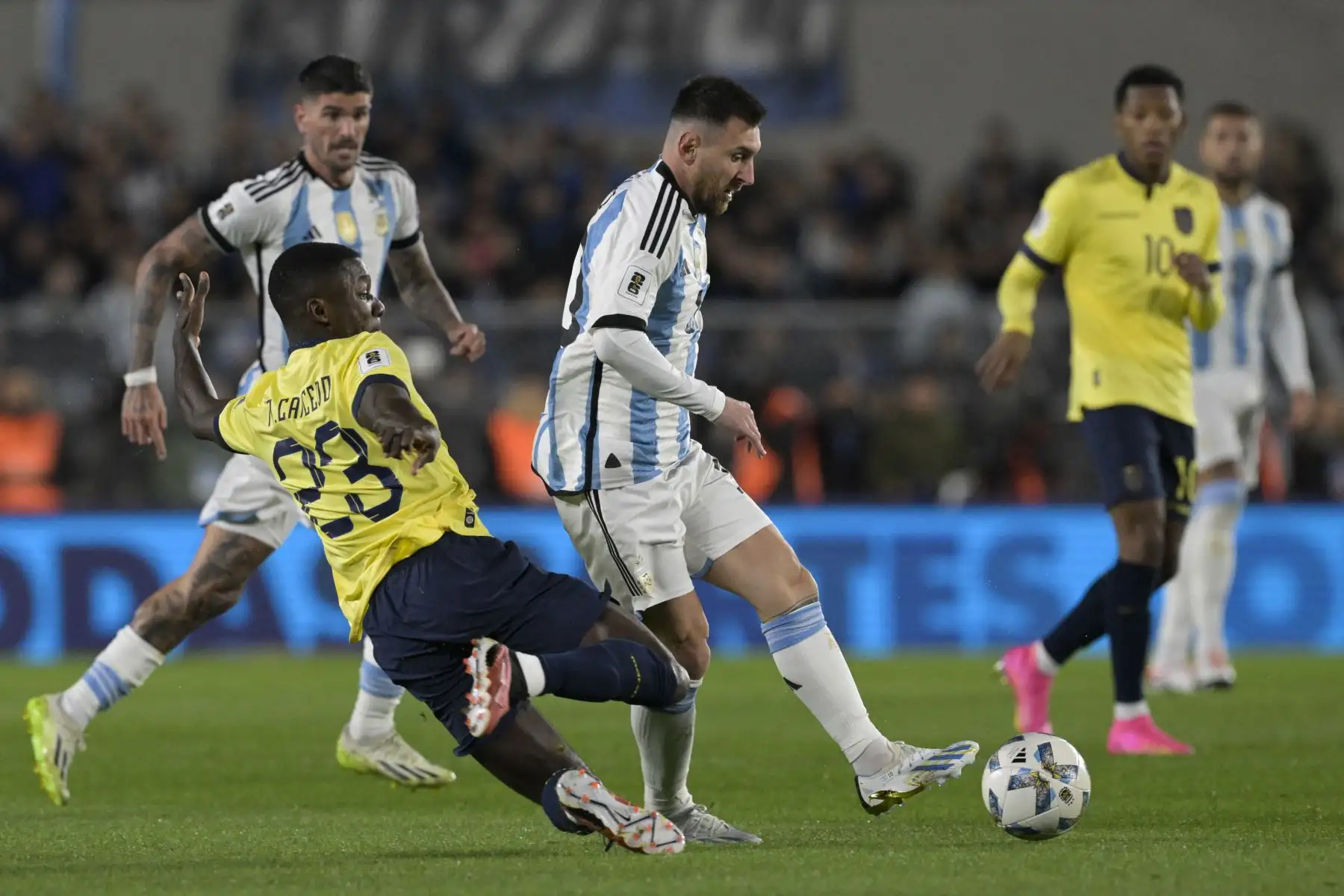 El delantero argentino Lionel Messi y el mediocampista ecuatoriano Moisés Caicedo luchan por el balón durante el partido de fútbol de las eliminatorias sudamericanas para la Copa Mundial de la FIFA 2026 entre Argentina y Ecuador, en el estadio Mas Monumental de Buenos Aires. Foto: ANDINA/AFP