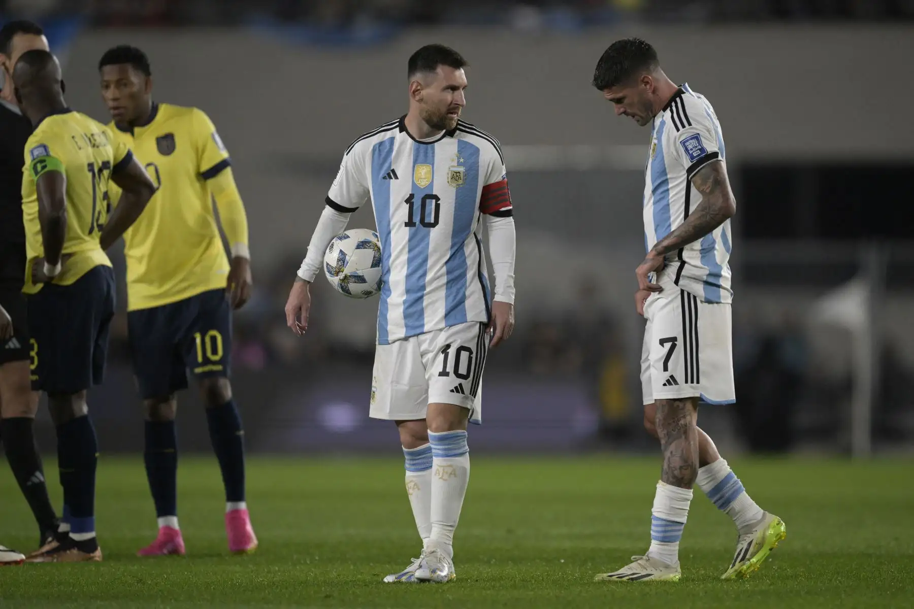 El delantero argentino Lionel Messi conversa con el mediocampista Rodrigo De Paul durante el partido de fútbol de las eliminatorias sudamericanas para la Copa Mundial de la FIFA 2026 entre Argentina y Ecuador, en el estadio Mas Monumental de Buenos Aires. Foto: ANDINA/AFP