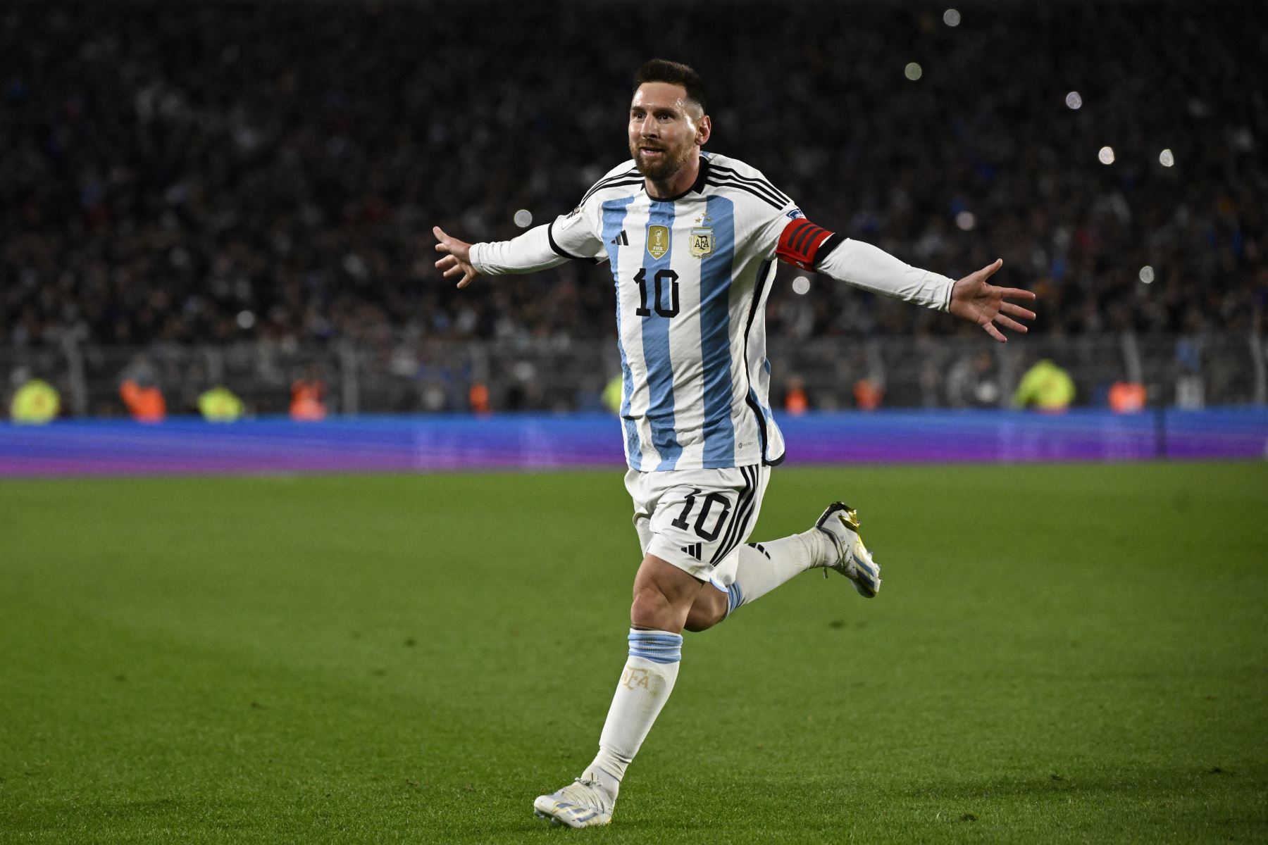El capitán de la selección argentina, Lionel Messi, celebra tras anotar un gol a Ecuador. Foto: AFP