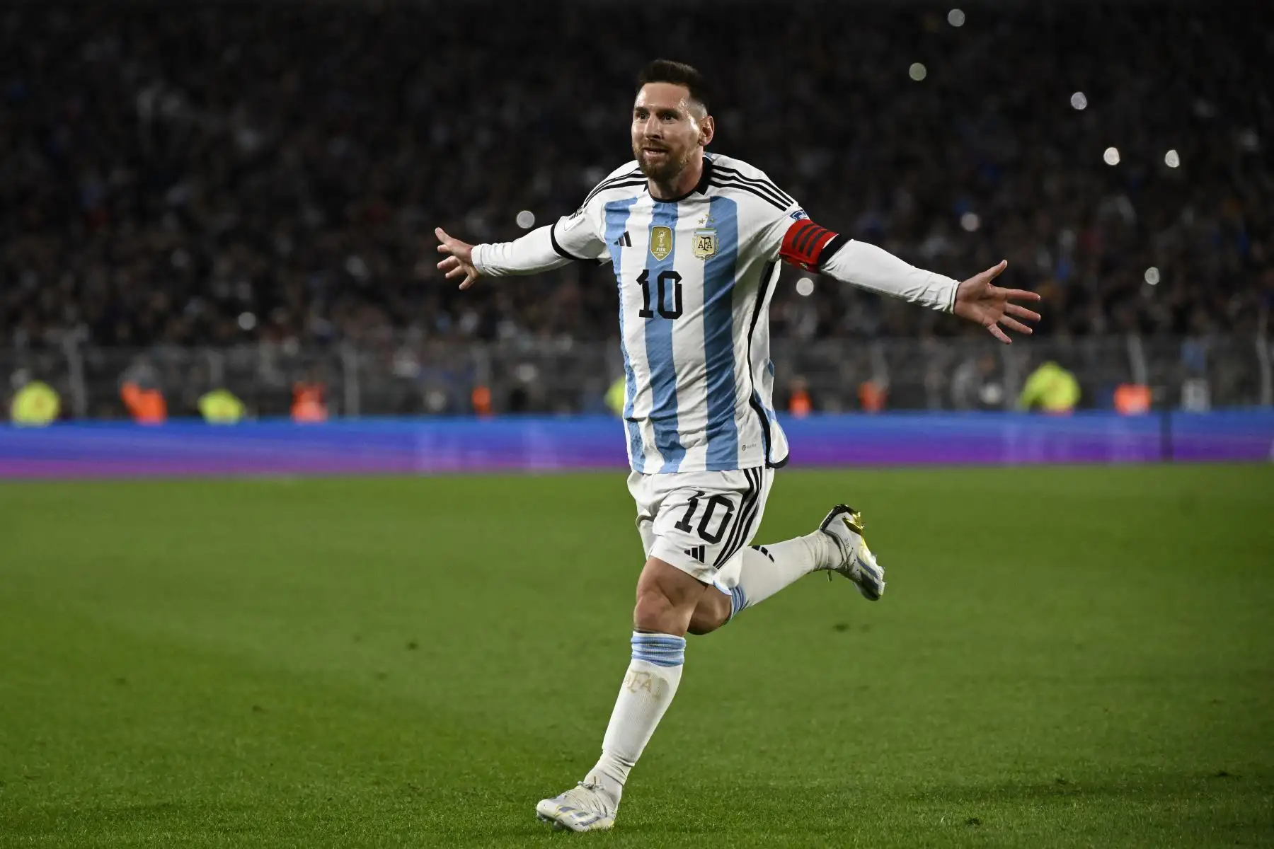 El delantero argentino Lionel Messi celebra tras marcar un gol durante el partido de fútbol de las Eliminatorias Sudamericanas para la Copa Mundial de la FIFA 2026 entre Argentina y Ecuador, en el estadio Mas Monumental de Buenos Aires. Foto: ANDINA/AFP