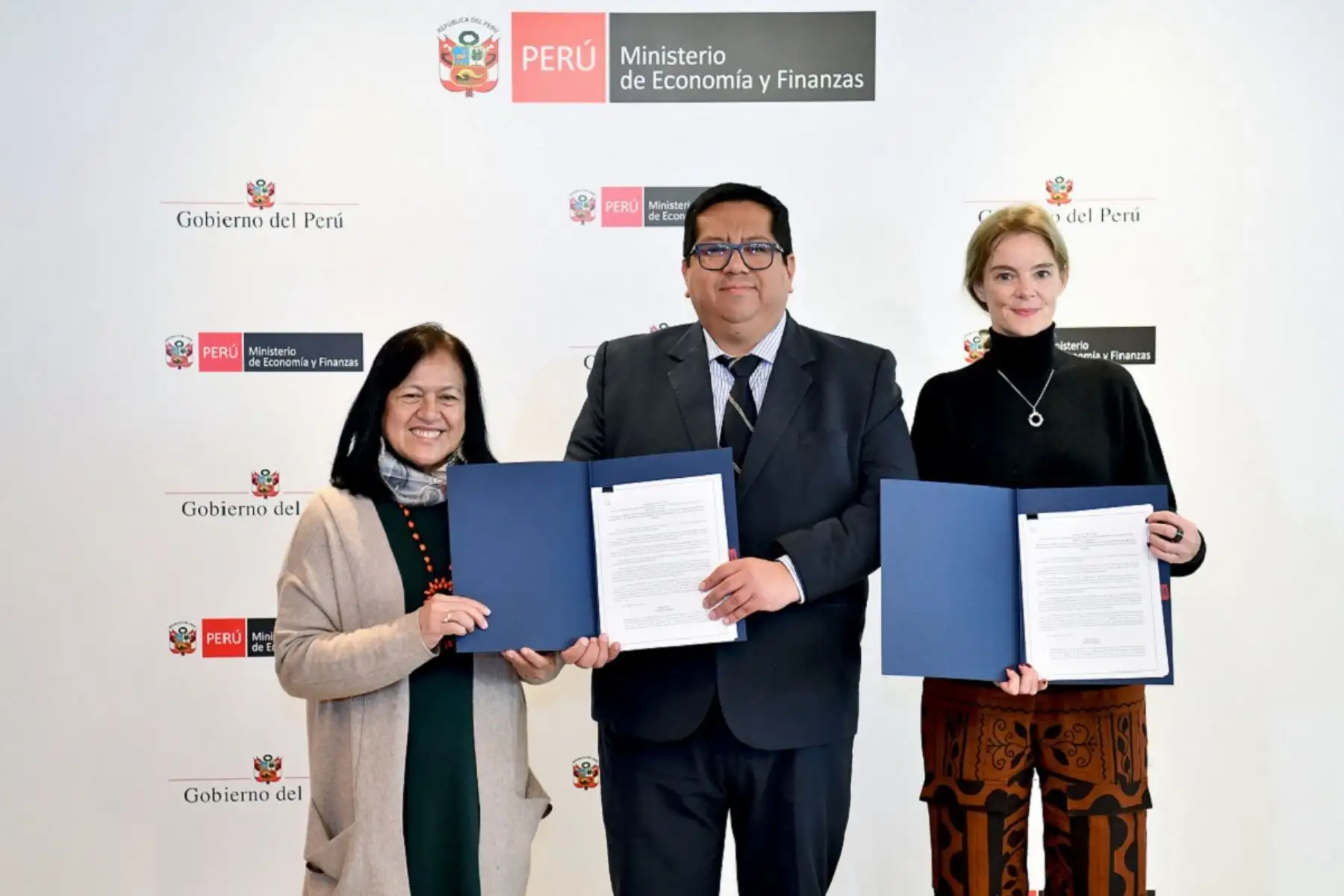 La ministra de Ambiente, Albina Ruíz; el ministro de Economía y Finanzas, Alex Contreras; y la embajadora de Estados Unidos, Lisa Kenna, participaron en la firma de los acuerdos del canje de deuda por conservación de bosques tropicales. Foto: Cortesía.