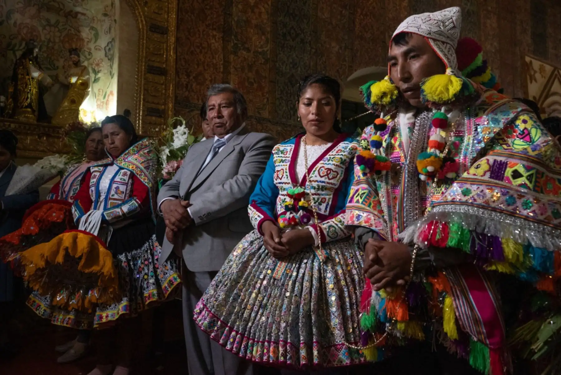 Rodeados por murales barrocos y pinturas del siglo XVII del renombrado pintor cusqueño Diego Quispe Tito, se dieron el “sí” definitivo, eterno, para siempre. Sus familiares más cercanos, así como sus hijos, Tiago y Mateo, fueron testigos de este momento trascendental.  Foto: ANDINA/ Carlos Lezama Villantoy