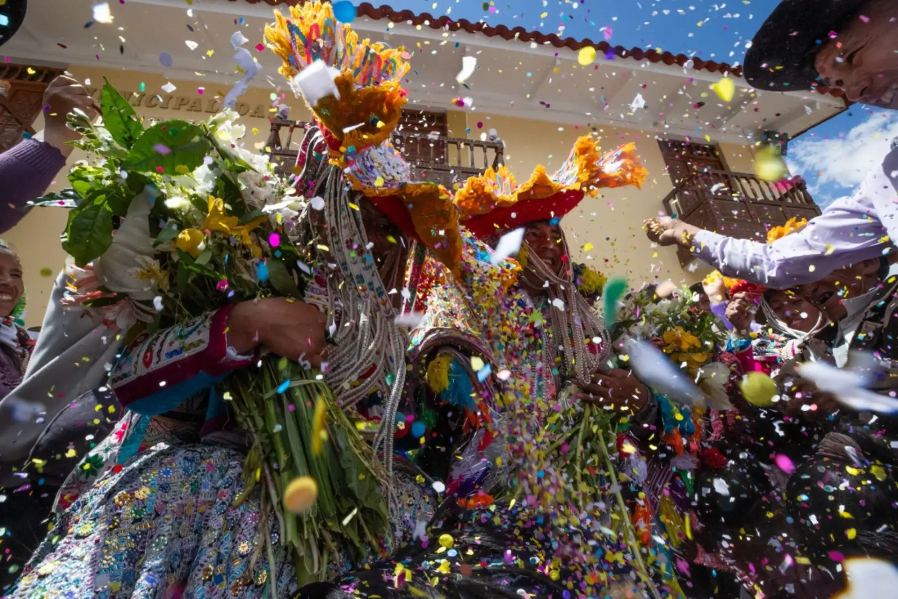 Vestidos con sus más hermosos trajes, con monteras, llicllas, ponchos y chullos de los más variados colores, Moisés Yupa y Fernanda Fernández, salieron de la iglesia de San Pablo de Ocongate. Foto: ANDINA/ Carlos Lezama Villantoy