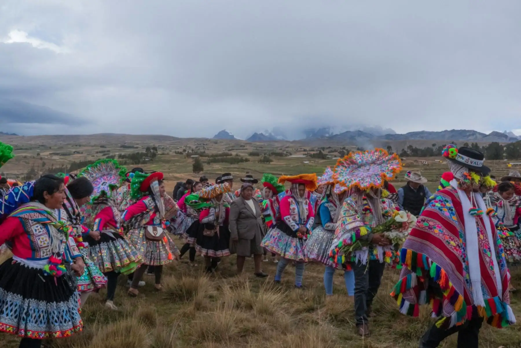 Para el “kasarakuy” (matrimoniarse en voz quechua) los novios trabajaron 14 años para hacer realidad el día más feliz de sus vidas junto con sus vecinos y familiares de la lo- calidad de Lauramarca, uno de los centros poblados de Ocongate, se encuentra a una altitud de 4,150 metros sobre el nivel del mar. Foto: ANDINA/ Carlos Lezama Villantoy
