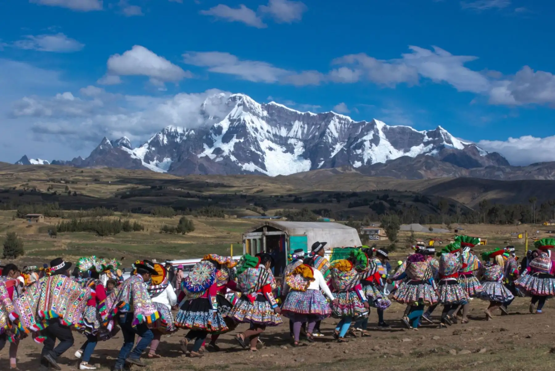 Para el “kasarakuy” (matrimoniarse en voz quechua) los novios trabajaron 14 años para hacer realidad el día más feliz de sus vidas junto con sus vecinos y familiares de la lo- calidad de Lauramarca, uno de los centros poblados de Ocongate, se encuentra a una altitud de 4,150 metros sobre el nivel del mar. Foto: ANDINA/ Carlos Lezama Villantoy