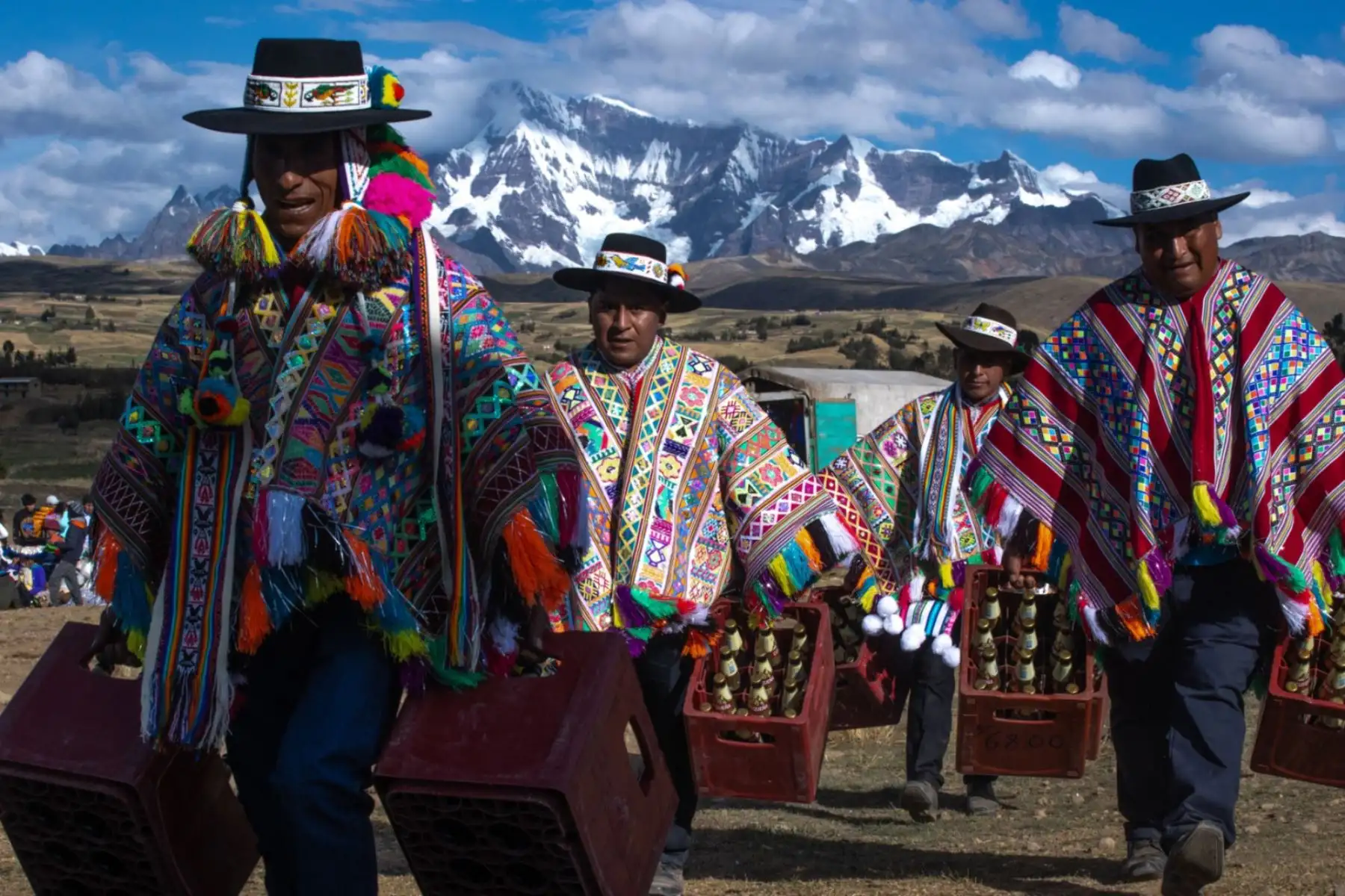 Seiscientas cajas de espumante cerveza; no faltaron lechones al horno y abundante chicha de jora.
Testigo fue el majestuoso Ausangate, venerado apu de nuestros antepasados incas, donde las manifestaciones religiosas como el Qollur R’iti perduran hasta nuestros días.  Foto: ANDINA/ Carlos Lezama Villantoy