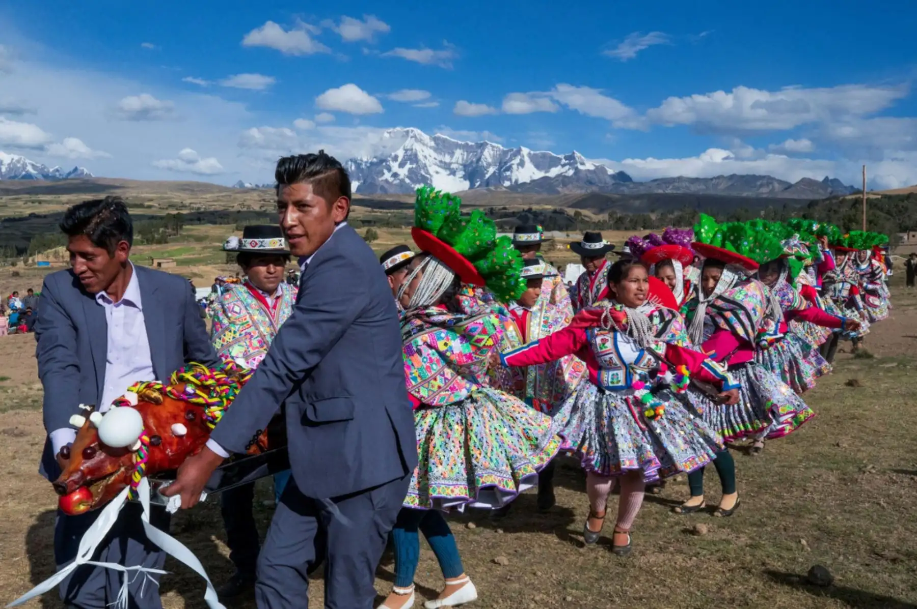 La fiesta gira en torno de Moisés y Fernanda. La organización del kasarukuy corre a cargo de ambas familias y de dos parientes conocidos como padrino y arapadrino. Cada familia tiene la obligación de preparar en sus casas los adornos, la comida y la bebida que ofrecerán durante la ceremonia.

. Foto: ANDINA/ Carlos Lezama Villantoy