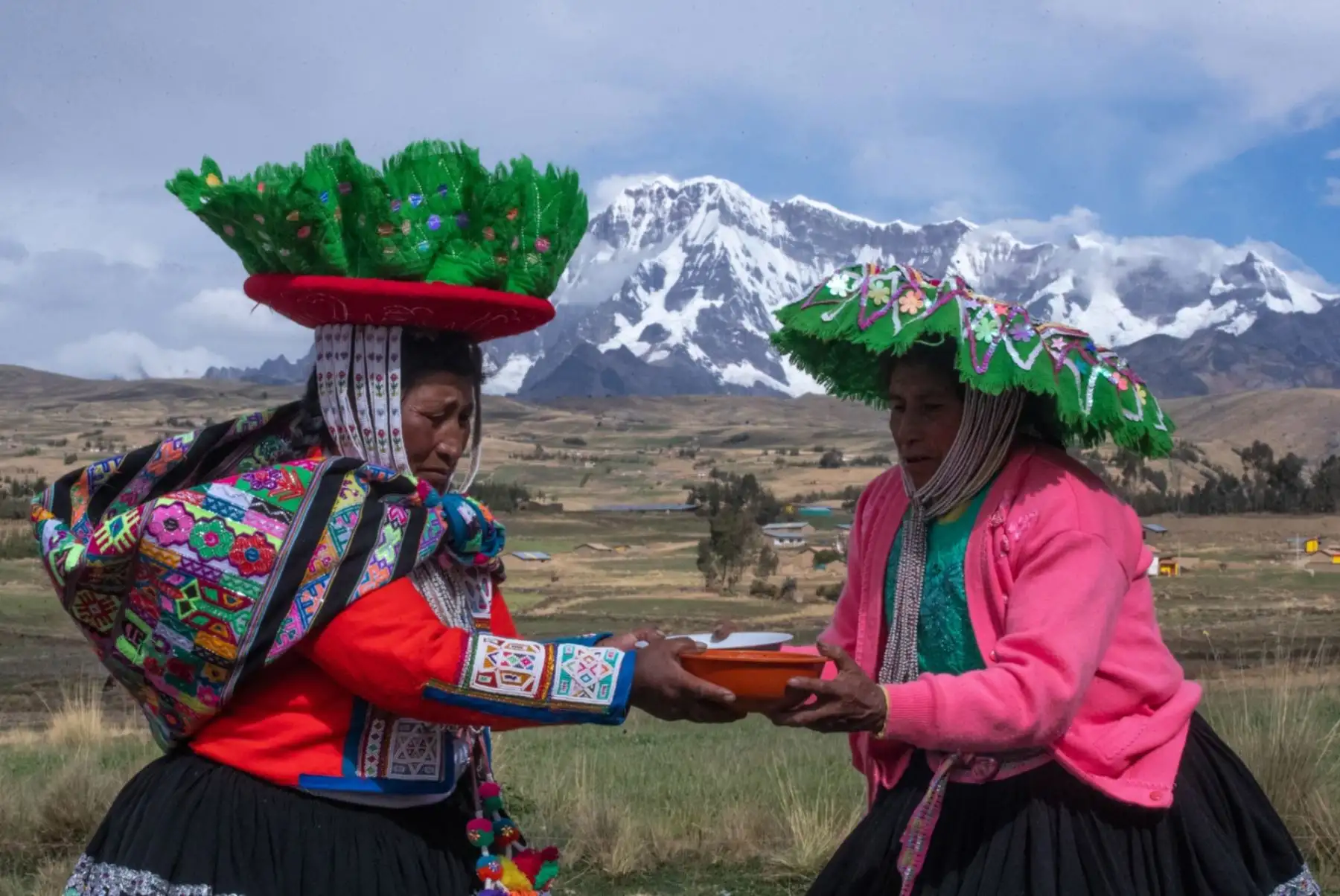 Con ellos compartieron dos mil raciones de capchi, otras dos mil meriendas, seiscientas cajas de espumante cerveza; no faltaron lechones al horno y abundante chicha de jora.
Testigo fue el majestuoso Ausangate, venerado apu de nuestros antepasados incas, donde las manifestaciones religiosas como el Qollur R’iti perduran hasta nuestros días. Foto: ANDINA/ Carlos Lezama Villantoy