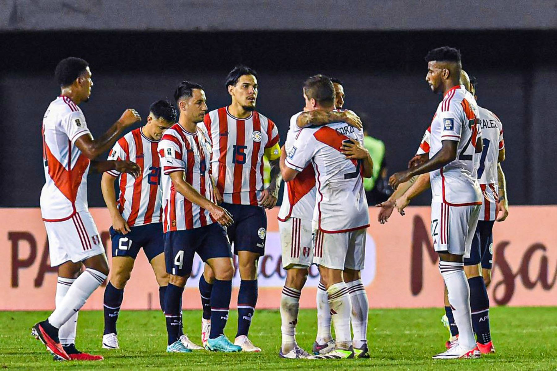 Futbolistas de la selección peruana, se saludan tras el partido con Paraguay por las Eliminatorias 2026. Foto: AFP