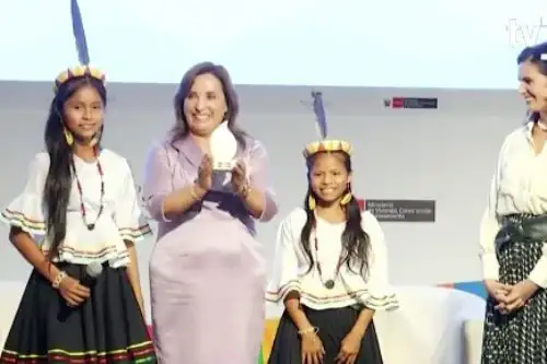 Presidenta Dina Boluarte junto a las niñas Guardianas del Agua de la Amazonía. Foto: captura TV.