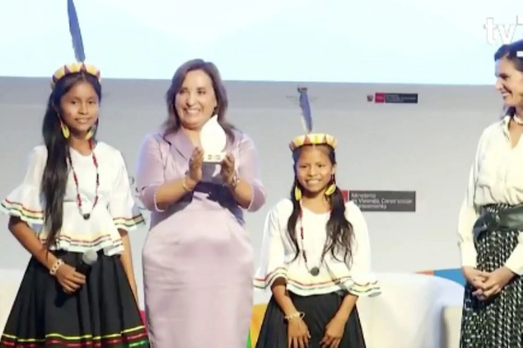 Presidenta Dina Boluarte junto a las niñas Guardianas del Agua de la Amazonía. Foto: captura TV.