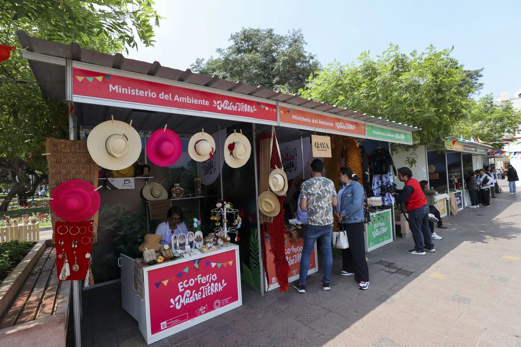 Con la presencia de los ministros Albina Ruiz (Ambiente), Ana María Choquehuanca (Producción) y Juan Carlos Mathews (Comercio Exterior y Turismo) y del alcalde de Miraflores, Carlos Canales Anchorena, se inauguró la primera edición de la Ecoferia Madre Tierra, que organiza el ministerio del Ambiente y estará abierta al público el viernes 8 y sábado 9 de setiembre en el parque Kennedy.

Foto: ANDINA/Juan Carlos Guzmán Negrini