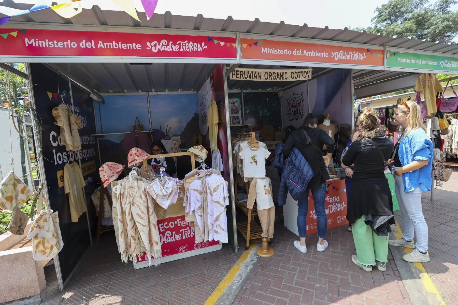 Con la presencia de los ministros Albina Ruiz (Ambiente), Ana María Choquehuanca (Producción) y Juan Carlos Mathews (Comercio Exterior y Turismo) y del alcalde de Miraflores, Carlos Canales Anchorena, se inauguró la primera edición de la Ecoferia Madre Tierra, que organiza el ministerio del Ambiente y estará abierta al público el viernes 8 y sábado 9 de setiembre en el parque Kennedy.

Foto: ANDINA/Juan Carlos Guzmán Negrini