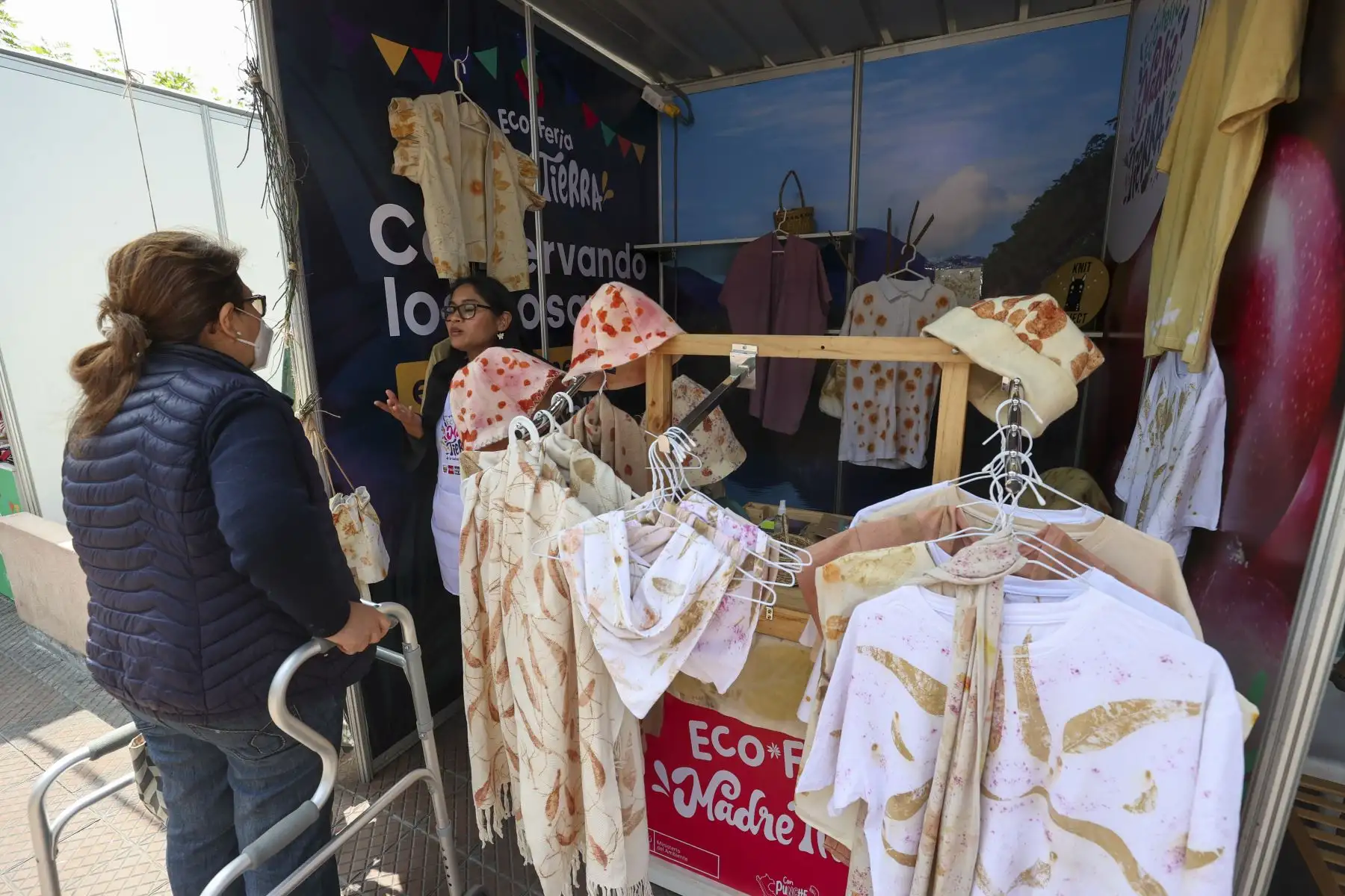 Con la presencia de los ministros Albina Ruiz (Ambiente), Ana María Choquehuanca (Producción) y Juan Carlos Mathews (Comercio Exterior y Turismo) y del alcalde de Miraflores, Carlos Canales Anchorena, se inauguró la primera edición de la Ecoferia Madre Tierra, que organiza el ministerio del Ambiente y estará abierta al público el viernes 8 y sábado 9 de setiembre en el parque Kennedy.

Foto: ANDINA/Juan Carlos Guzmán Negrini