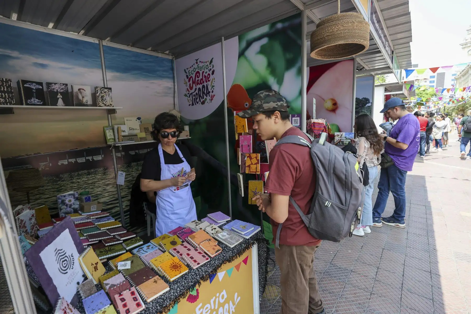 Con la presencia de los ministros Albina Ruiz (Ambiente), Ana María Choquehuanca (Producción) y Juan Carlos Mathews (Comercio Exterior y Turismo) y del alcalde de Miraflores, Carlos Canales Anchorena, se inauguró la primera edición de la Ecoferia Madre Tierra, que organiza el ministerio del Ambiente y estará abierta al público el viernes 8 y sábado 9 de setiembre en el parque Kennedy.

Foto: ANDINA/Juan Carlos Guzmán Negrini