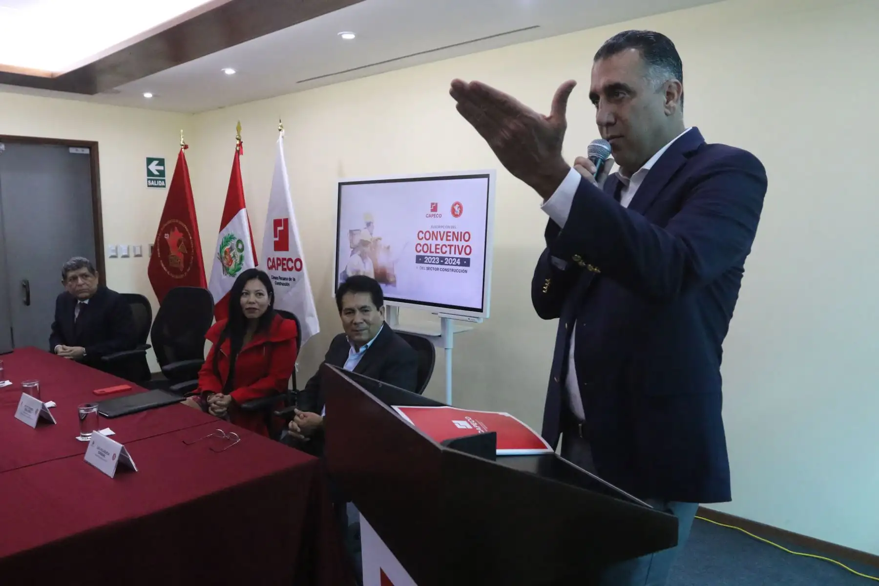 La Federación de Trabajadores en Construcción Civil del Perú (FTCCP) y la Cámara Peruana de la Construcción (CAPECO) suscribirán el acta final de negociación colectiva del sector construcción 2023-2024, con aumentos salariales, beneficios laborales y la creación de mecanismos para la capacitación de los trabajadores del sector.FOTO:ANDINA/Hector Vinces.