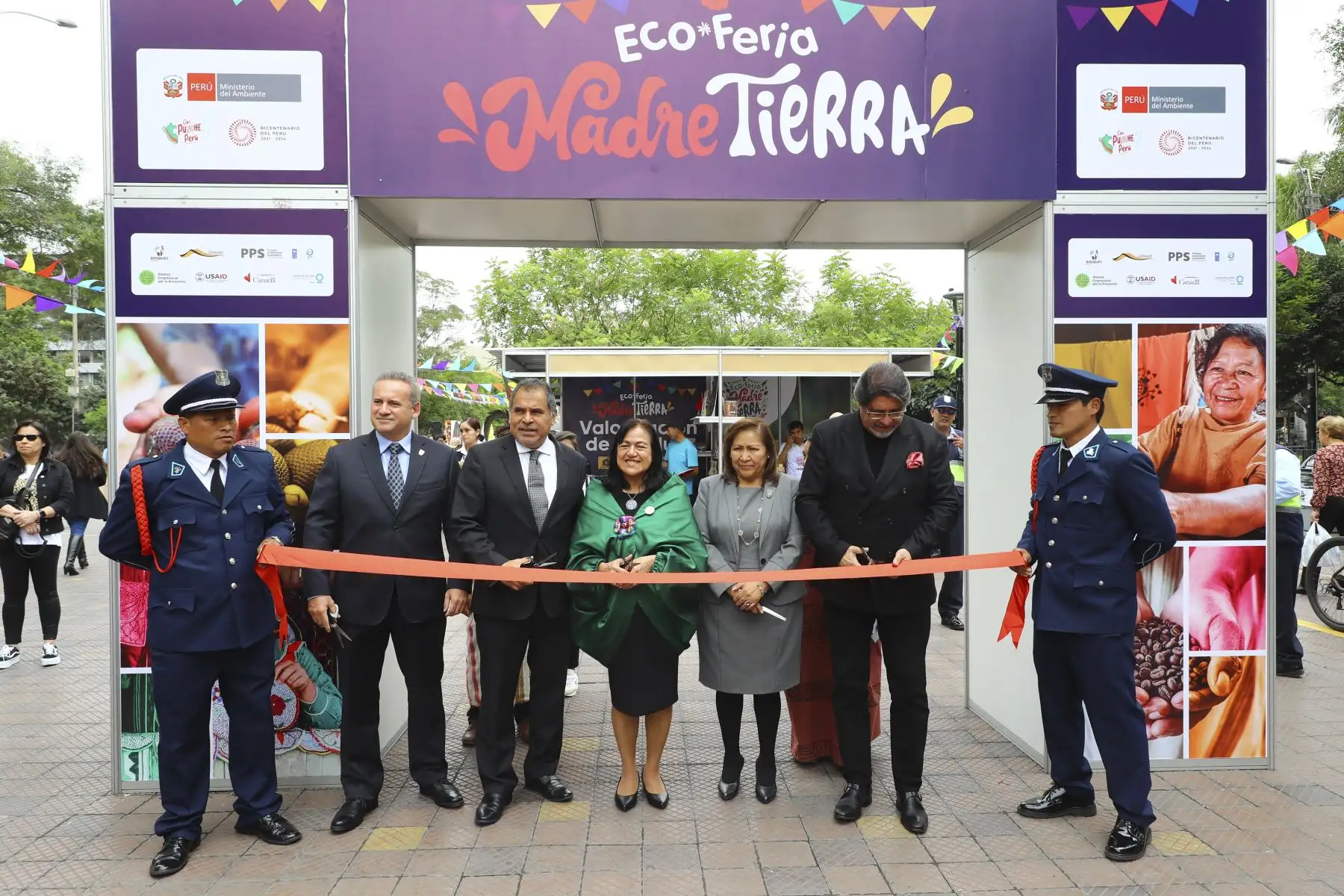 Con la presencia de los ministros Albina Ruiz (Ambiente), Ana María Choquehuanca (Producción) y Juan Carlos Mathews (Comercio Exterior y Turismo) y del alcalde de Miraflores, Carlos Canales Anchorena, se inauguró la primera edición de la Ecoferia Madre Tierra, que organiza el ministerio del Ambiente y estará abierta al público el viernes 8 y sábado 9 de setiembre en el parque Kennedy.

Foto: ANDINA/Juan Carlos Guzmán Negrini