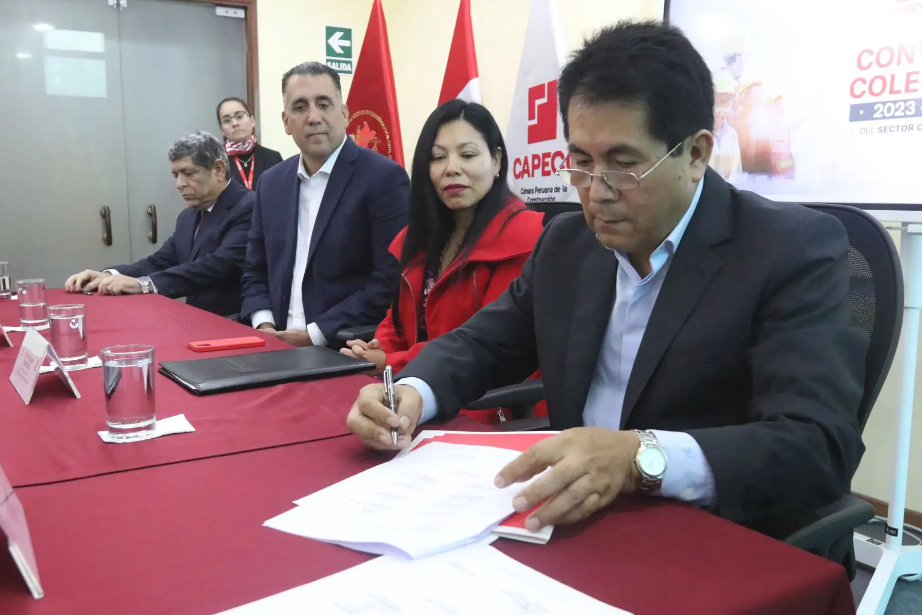 La Federación de Trabajadores en Construcción Civil del Perú (FTCCP) y la Cámara Peruana de la Construcción (CAPECO) suscribieron el acta final de negociación colectiva del sector construcción 2023-2024, con aumentos salariales, beneficios laborales y la creación de mecanismos para la capacitación de los trabajadores del sector.
FOTO:ANDINA/Héctor Vinces