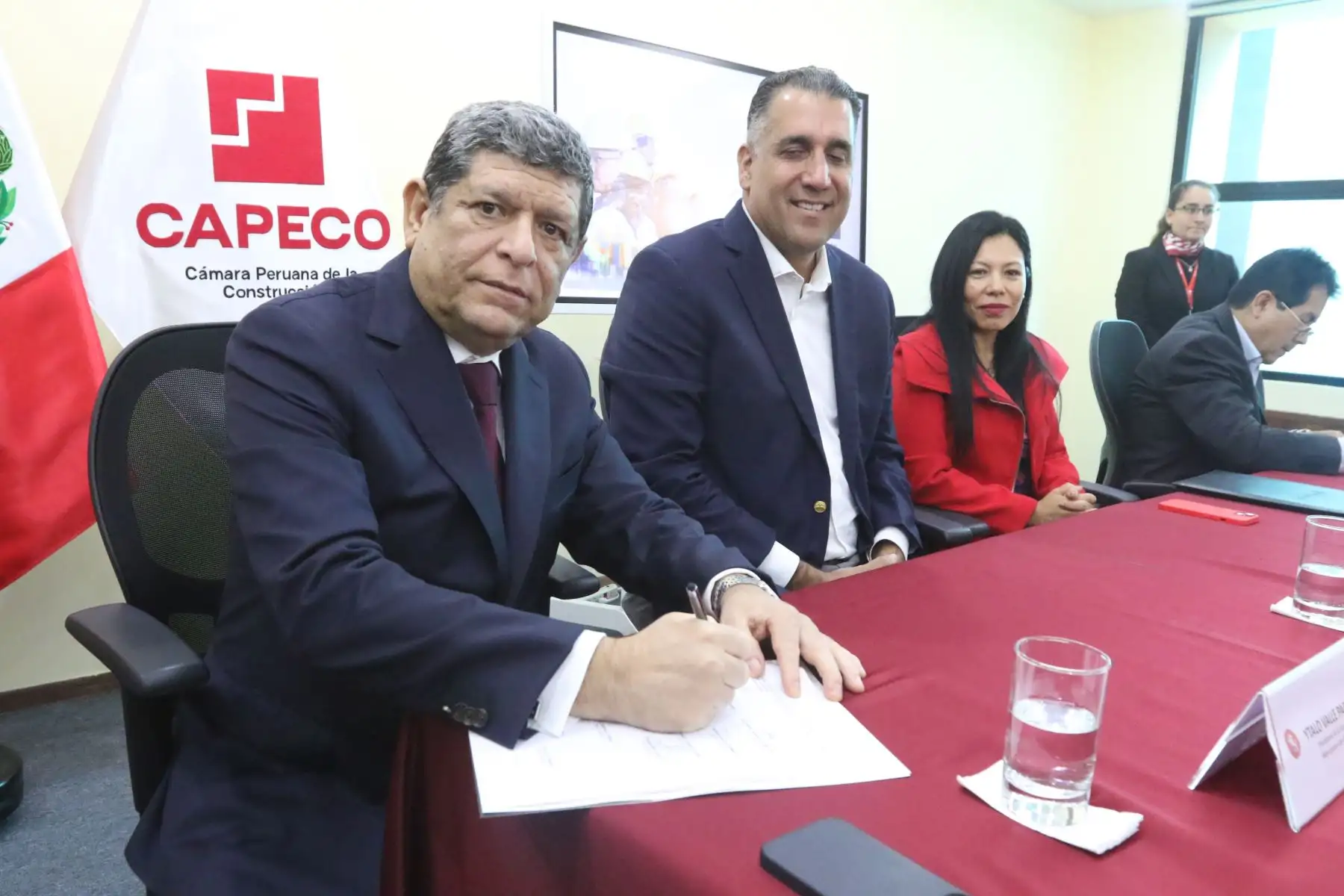 La Federación de Trabajadores en Construcción Civil del Perú (FTCCP) y la Cámara Peruana de la Construcción (CAPECO) suscribieron el acta final de negociación colectiva del sector construcción 2023-2024, con aumentos salariales, beneficios laborales y la creación de mecanismos para la capacitación de los trabajadores del sector.
FOTO:ANDINA/Héctor Vinces
