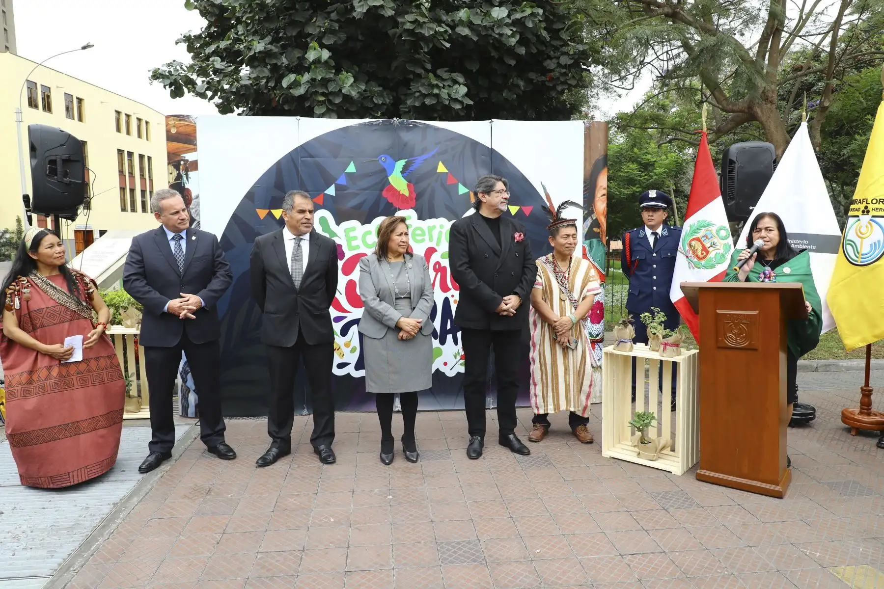 Con la presencia de los ministros Albina Ruiz (Ambiente), Ana María Choquehuanca (Producción) y Juan Carlos Mathews (Comercio Exterior y Turismo) y del alcalde de Miraflores, Carlos Canales Anchorena, se inauguró la primera edición de la Ecoferia Madre Tierra, que organiza el ministerio del Ambiente y estará abierta al público el viernes 8 y sábado 9 de setiembre en el parque Kennedy.

Foto: ANDINA/Juan Carlos Guzmán Negrini
