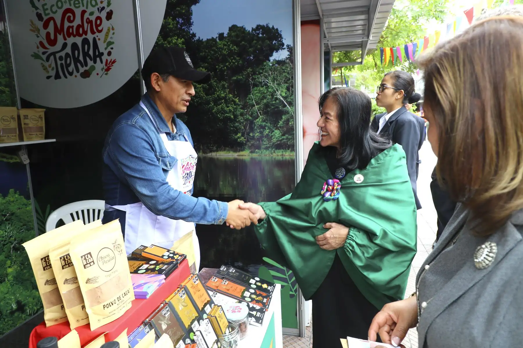 Con la presencia de los ministros Albina Ruiz (Ambiente), Ana María Choquehuanca (Producción) y Juan Carlos Mathews (Comercio Exterior y Turismo) y del alcalde de Miraflores, Carlos Canales Anchorena, se inauguró la primera edición de la Ecoferia Madre Tierra, que organiza el ministerio del Ambiente y estará abierta al público el viernes 8 y sábado 9 de setiembre en el parque Kennedy.

Foto: ANDINA/Juan Carlos Guzmán Negrini